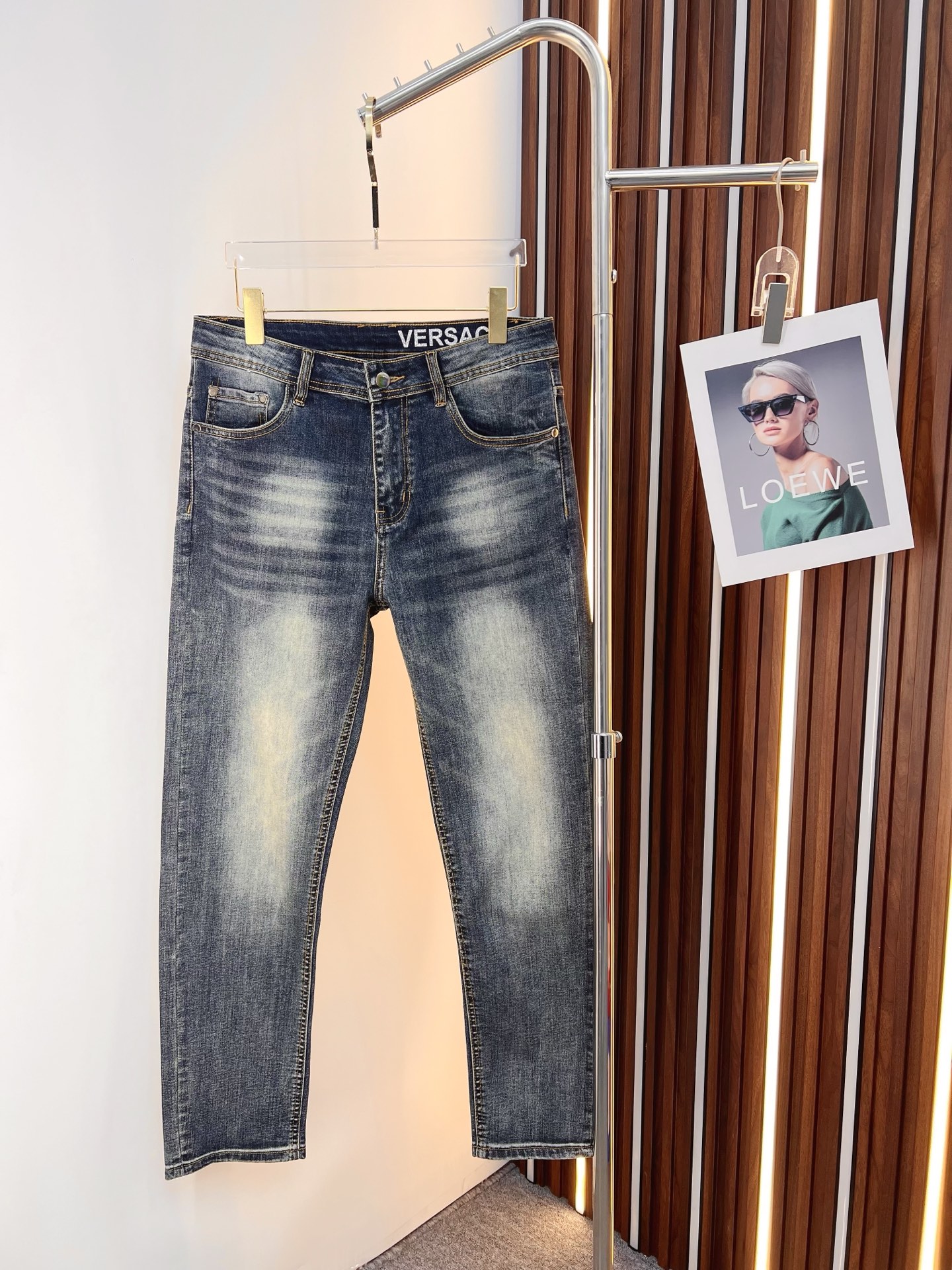 NO:846539,Versace men's denim jeans, official album and poster style!  High-grade imported denim raw color fabrics are supplied to customers, and the pure 13oz denim fabrics from Okayama, Japan are specially selected. Heavy-duty environmentally friendly plant enzyme washing process is used. The texture has a light retro color, which is quite beautiful and is very suitable for autumn and winter color matching. The fabric is soft and delicate after washing, but has strong bones and a slight stretch, providing an excellent comfortable experience. There is no damage from any technological elements throughout the body, retaining the purest tannin color!  The details throughout the body are perfect, exquisite and sophisticated. The latest leather label on the waist highlights the brand's characteristics. The hardware accessories, leather label and wiring all reflect the craftsmanship!  The silhouette is perfectly tailored and has excellent butt lift and slimming effect. It can be easily matched with any top in the wardrobe. It has wide compatibility and is suitable for various daily wear. The upper body is full of style. It is a must-have trousers for those who are obsessed with quality control and 1V!  Sizes 29-38 (not 35.37),,versace,jeans,19860909范思哲 男士丹宁牛仔裤,官宣画册海报穿搭款！ 客供高级进口的丹宁原色面料,特选日本冈山纯正13oz 盎司牛仔布料,重磅环保植物酵素水洗工艺,肌理有着淡淡的复古色彩,相当漂亮,极符合秋冬的配色,面料经过水洗后柔软细腻,但筋骨感极强,且略带弹力,提供了绝佳的舒适体验,通身无任何工艺元素破坏,保留了最纯粹的丹宁本色！通身细节完美如斯,精湛且考究,最新的腰部皮标彰显了品牌特质,五金配件、皮标、走线无不体现出匠心工艺！版型剪裁完美,提臀修身效果绝佳,可轻松横扫衣橱任何的上装搭配,兼容性广泛,满足于日常各种穿搭,上身型款十足,于品质控及1V迷控者必入型裤装！ 尺码29—38（没35.37）,,versace,jeans,,Men's clothing