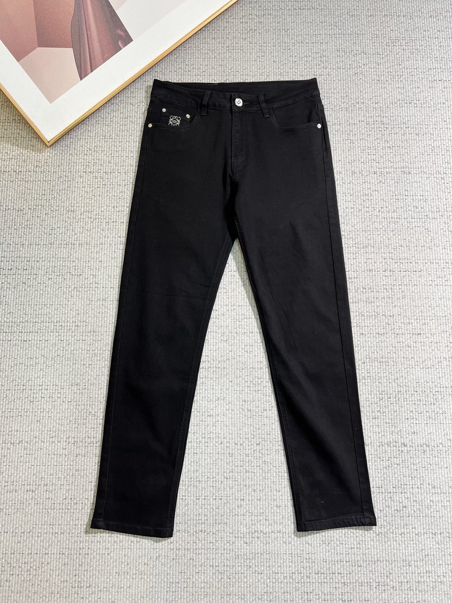 NO:838669,Loewe men's denim jeans, official album and poster style!  High-grade imported denim raw color fabrics are supplied to customers, and the pure 13oz denim fabrics from Okayama, Japan are specially selected. Heavy-duty environmentally friendly plant enzyme washing process is used. The texture has a light retro color, which is quite beautiful and is very suitable for autumn and winter color matching. The fabric is soft and delicate after washing, but has strong bones and a slight stretch, providing an excellent comfortable experience. There is no damage from any technological elements throughout the body, retaining the purest tannin color!  The details throughout the body are perfect, exquisite and sophisticated. The latest leather label on the waist highlights the brand's characteristics. The hardware accessories, leather label and wiring all reflect the craftsmanship!  The silhouette is perfectly tailored and has excellent butt lift and slimming effect. It can be easily matched with any top in the wardrobe. It has wide compatibility and is suitable for various daily wear. The upper body is full of style. It is a must-have trousers for those who are obsessed with quality control and 1V!  Size 29-38 (not 35.37),,loewe,jeans,19860909罗意威 男士丹宁牛仔裤,官宣画册海报穿搭款！ 客供高级进口的丹宁原色面料,特选日本冈山纯正13oz 盎司牛仔布料,重磅环保植物酵素水洗工艺,肌理有着淡淡的复古色彩,相当漂亮,极符合秋冬的配色,面料经过水洗后柔软细腻,但筋骨感极强,且略带弹力,提供了绝佳的舒适体验,通身无任何工艺元素破坏,保留了最纯粹的丹宁本色！通身细节完美如斯,精湛且考究,最新的腰部皮标彰显了品牌特质,五金配件、皮标、走线无不体现出匠心工艺！版型剪裁完美,提臀修身效果绝佳,可轻松横扫衣橱任何的上装搭配,兼容性广泛,满足于日常各种穿搭,上身型款十足,于品质控及1V迷控者必入型裤装！ 尺码29—38（没35.37）,,loewe,jeans,,Men's clothing