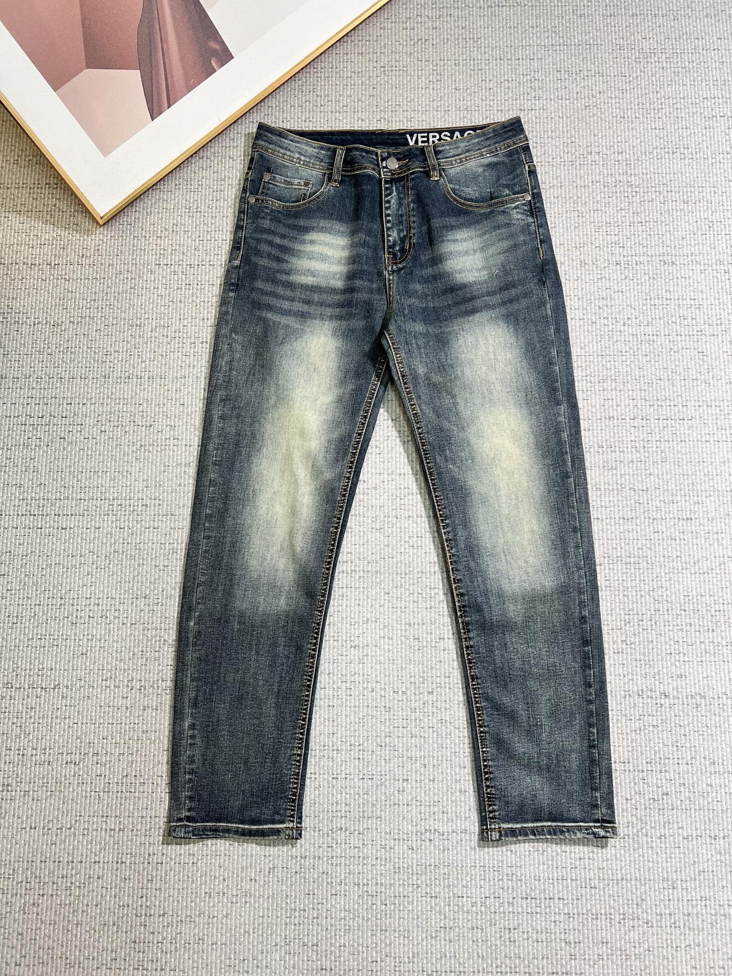 NO:838666,Versace men's denim jeans, official album and poster style!  High-grade imported denim raw color fabrics are supplied to customers, and the pure 13oz denim fabrics from Okayama, Japan are specially selected. Heavy-duty environmentally friendly plant enzyme washing process is used. The texture has a light retro color, which is quite beautiful and is very suitable for autumn and winter color matching. The fabric is soft and delicate after washing, but has strong bones and a slight stretch, providing an excellent comfortable experience. There is no damage from any technological elements throughout the body, retaining the purest tannin color!  The details throughout the body are perfect, exquisite and sophisticated. The latest leather label on the waist highlights the brand's characteristics. The hardware accessories, leather label and wiring all reflect the craftsmanship!  The silhouette is perfectly tailored and has excellent butt lift and slimming effect. It can be easily matched with any top in the wardrobe. It has wide compatibility and is suitable for various daily wear. The upper body is full of style. It is a must-have trousers for those who are obsessed with quality control and 1V!  Sizes 29-38 (not 35.37),,versace,jeans,19860909范思哲 男士丹宁牛仔裤,官宣画册海报穿搭款！ 客供高级进口的丹宁原色面料,特选日本冈山纯正13oz 盎司牛仔布料,重磅环保植物酵素水洗工艺,肌理有着淡淡的复古色彩,相当漂亮,极符合秋冬的配色,面料经过水洗后柔软细腻,但筋骨感极强,且略带弹力,提供了绝佳的舒适体验,通身无任何工艺元素破坏,保留了最纯粹的丹宁本色！通身细节完美如斯,精湛且考究,最新的腰部皮标彰显了品牌特质,五金配件、皮标、走线无不体现出匠心工艺！版型剪裁完美,提臀修身效果绝佳,可轻松横扫衣橱任何的上装搭配,兼容性广泛,满足于日常各种穿搭,上身型款十足,于品质控及1V迷控者必入型裤装！ 尺码29—38（没35.37）,,versace,jeans,,Men's clothing