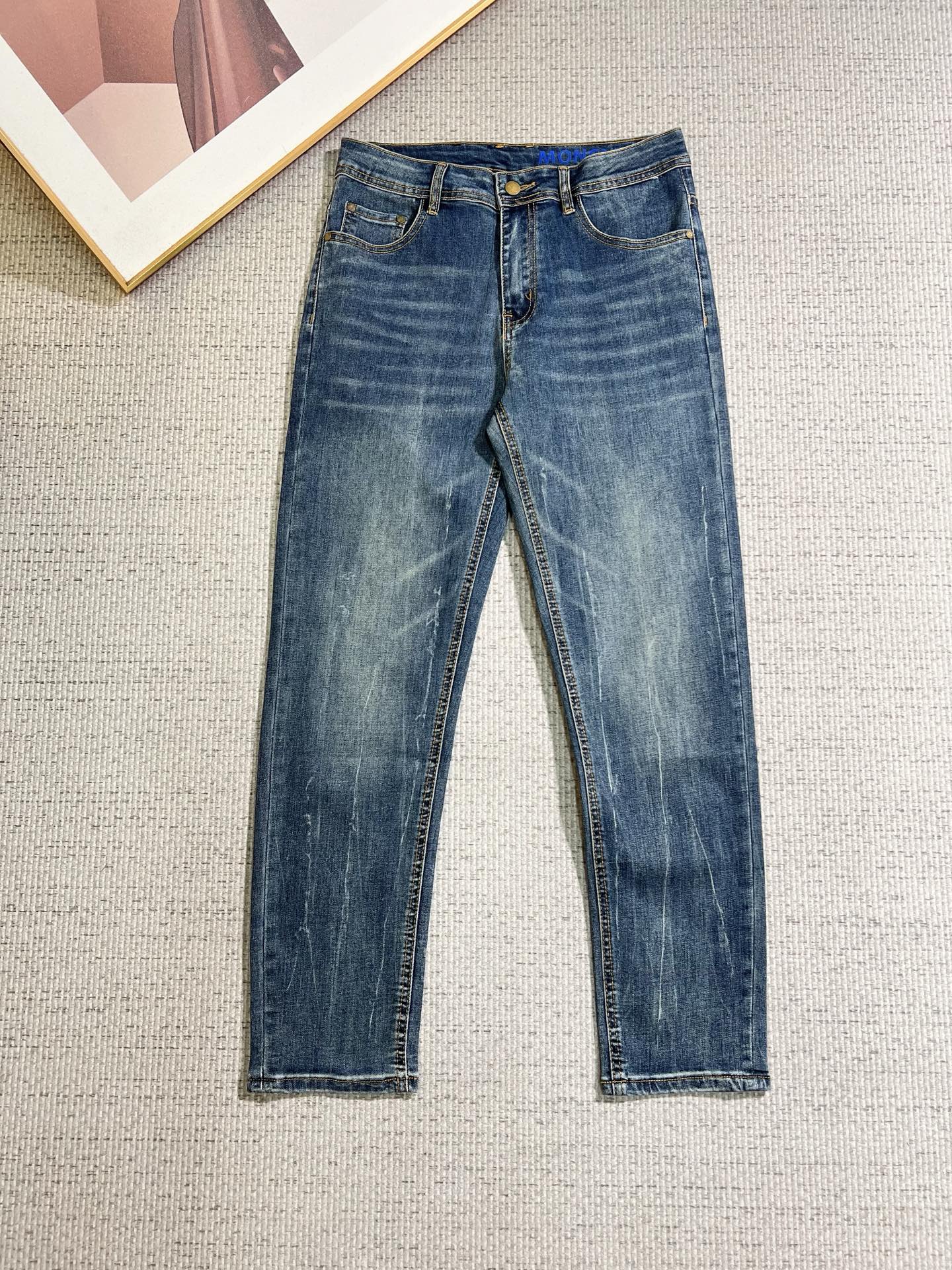 NO:838662,Men's denim jeans, official album and poster outfit!  High-grade imported denim raw color fabrics are supplied to customers, and the pure 13oz denim fabrics from Okayama, Japan are specially selected. Heavy-duty environmentally friendly plant enzyme washing process is used. The texture has a light retro color, which is quite beautiful and is very suitable for autumn and winter color matching. The fabric is soft and delicate after washing, but has strong bones and a slight stretch, providing an excellent comfortable experience. There is no damage from any technological elements throughout the body, retaining the purest tannin color!  The details throughout the body are perfect, exquisite and sophisticated. The latest leather label on the waist highlights the brand's characteristics. The hardware accessories, leather label and wiring all reflect the craftsmanship!  The silhouette is perfectly tailored and has excellent butt lift and slimming effect. It can be easily matched with any top in the wardrobe. It has wide compatibility and is suitable for various daily wear. The upper body is full of style. It is a must-have trousers for those who are obsessed with quality control and 1V!  Size 29-38 (not 35.37),,Moncler,jeans,19860909蒙口 男士丹宁牛仔裤,官宣画册海报穿搭款！ 客供高级进口的丹宁原色面料,特选日本冈山纯正13oz 盎司牛仔布料,重磅环保植物酵素水洗工艺,肌理有着淡淡的复古色彩,相当漂亮,极符合秋冬的配色,面料经过水洗后柔软细腻,但筋骨感极强,且略带弹力,提供了绝佳的舒适体验,通身无任何工艺元素破坏,保留了最纯粹的丹宁本色！通身细节完美如斯,精湛且考究,最新的腰部皮标彰显了品牌特质,五金配件、皮标、走线无不体现出匠心工艺！版型剪裁完美,提臀修身效果绝佳,可轻松横扫衣橱任何的上装搭配,兼容性广泛,满足于日常各种穿搭,上身型款十足,于品质控及1V迷控者必入型裤装！ 尺码29—38（没35.37）,,Moncler,jeans,,Men's clothing