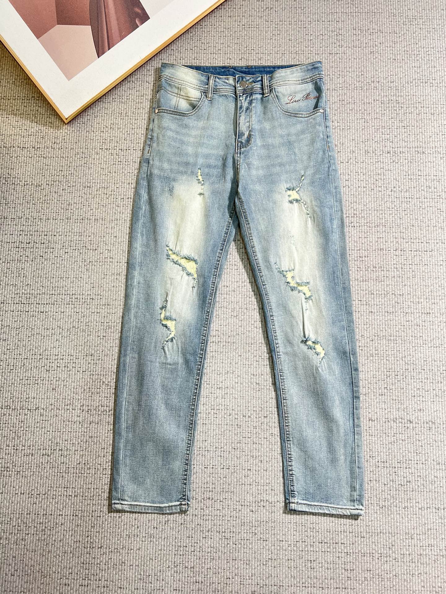 NO:838685,LP men's denim jeans, official album and poster outfit!  High-grade imported denim raw color fabrics are supplied to customers, and the pure 13oz denim fabrics from Okayama, Japan are specially selected. Heavy-duty environmentally friendly plant enzyme washing process is used. The texture has a light retro color, which is quite beautiful and is very suitable for autumn and winter color matching. The fabric is soft and delicate after washing, but has strong bones and a slight stretch, providing an excellent comfortable experience. There is no damage from any technological elements throughout the body, retaining the purest tannin color!  The details throughout the body are perfect, exquisite and sophisticated. The latest leather label on the waist highlights the brand's characteristics. The hardware accessories, leather label and wiring all reflect the craftsmanship!  The silhouette is perfectly tailored and has excellent butt lift and slimming effect. It can be easily matched with any top in the wardrobe. It has wide compatibility and is suitable for various daily wear. The upper body is full of style. It is a must-have trousers for those who are obsessed with quality control and 1V!  Size 29-38 (not 35.37),,loro piana,jeans,19860909LP 男士丹宁牛仔裤,官宣画册海报穿搭款！ 客供高级进口的丹宁原色面料,特选日本冈山纯正13oz 盎司牛仔布料,重磅环保植物酵素水洗工艺,肌理有着淡淡的复古色彩,相当漂亮,极符合秋冬的配色,面料经过水洗后柔软细腻,但筋骨感极强,且略带弹力,提供了绝佳的舒适体验,通身无任何工艺元素破坏,保留了最纯粹的丹宁本色！通身细节完美如斯,精湛且考究,最新的腰部皮标彰显了品牌特质,五金配件、皮标、走线无不体现出匠心工艺！版型剪裁完美,提臀修身效果绝佳,可轻松横扫衣橱任何的上装搭配,兼容性广泛,满足于日常各种穿搭,上身型款十足,于品质控及1V迷控者必入型裤装！ 尺码29—38（没35.37）,,loro piana,jeans,,Men's clothing