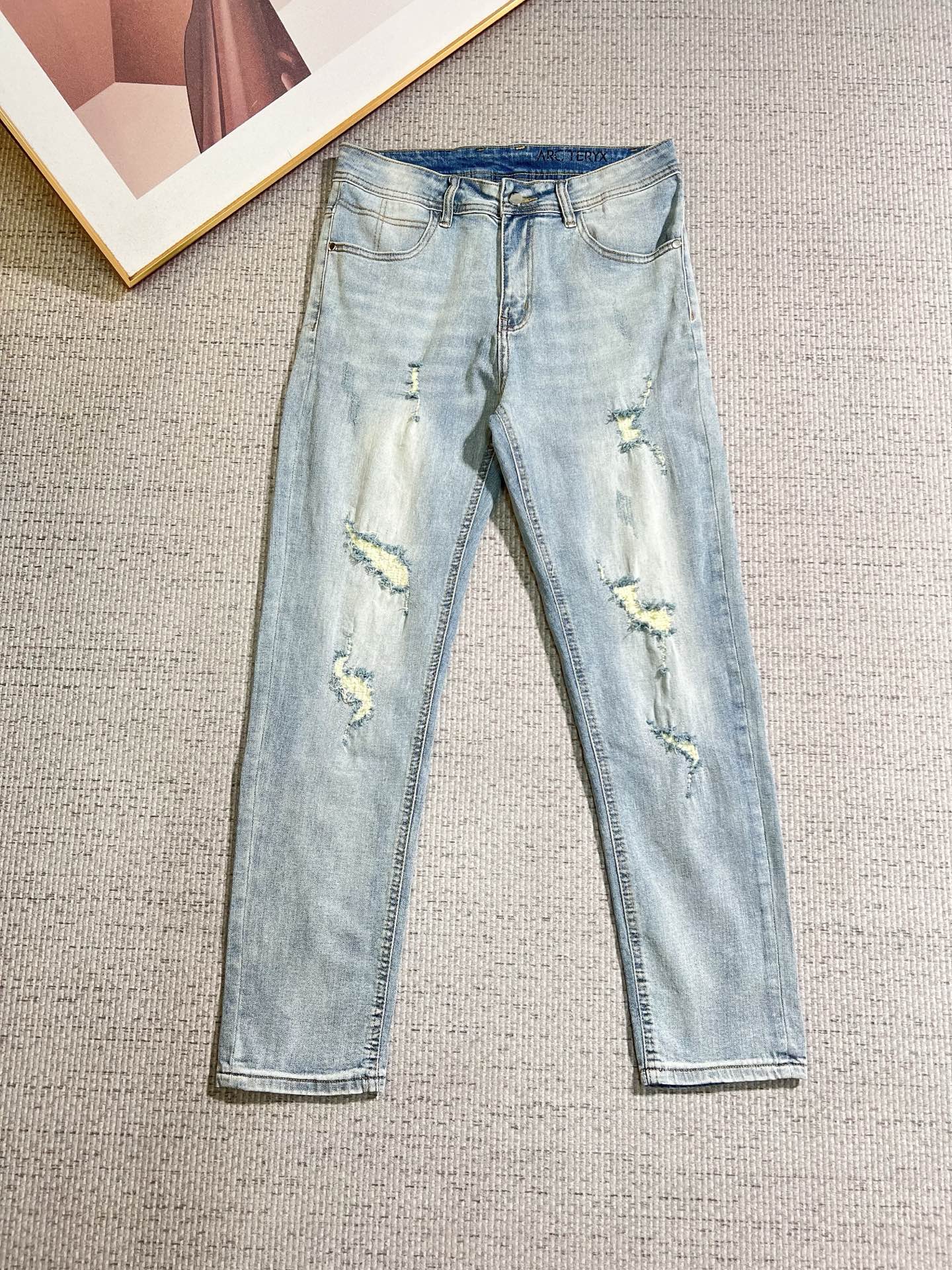 NO:838659,Arc'teryx men's denim jeans, official album and poster wear style!  High-grade imported denim raw color fabrics are supplied to customers, and the pure 13oz denim fabrics from Okayama, Japan are specially selected. Heavy-duty environmentally friendly plant enzyme washing process is used. The texture has a light retro color, which is quite beautiful and is very suitable for autumn and winter color matching. The fabric is soft and delicate after washing, but has strong bones and a slight stretch, providing an excellent comfortable experience. There is no damage from any technological elements throughout the body, retaining the purest tannin color!  The details throughout the body are perfect, exquisite and sophisticated. The latest leather label on the waist highlights the brand's characteristics. The hardware accessories, leather label and wiring all reflect the craftsmanship!  The silhouette is perfectly tailored and has excellent butt lift and slimming effect. It can be easily matched with any top in the wardrobe. It has wide compatibility and is suitable for various daily wear. The upper body is full of style. It is a must-have trousers for those who are obsessed with quality control and 1V!  Size 29-38 (not 35.37),arc'teryx,jeans,19860909始祖鸟 男士丹宁牛仔裤,官宣画册海报穿搭款！ 客供高级进口的丹宁原色面料,特选日本冈山纯正13oz 盎司牛仔布料,重磅环保植物酵素水洗工艺,肌理有着淡淡的复古色彩,相当漂亮,极符合秋冬的配色,面料经过水洗后柔软细腻,但筋骨感极强,且略带弹力,提供了绝佳的舒适体验,通身无任何工艺元素破坏,保留了最纯粹的丹宁本色！通身细节完美如斯,精湛且考究,最新的腰部皮标彰显了品牌特质,五金配件、皮标、走线无不体现出匠心工艺！版型剪裁完美,提臀修身效果绝佳,可轻松横扫衣橱任何的上装搭配,兼容性广泛,满足于日常各种穿搭,上身型款十足,于品质控及1V迷控者必入型裤装！ 尺码29—38（没35.37）,arc'teryx,jeans,,Men's clothing