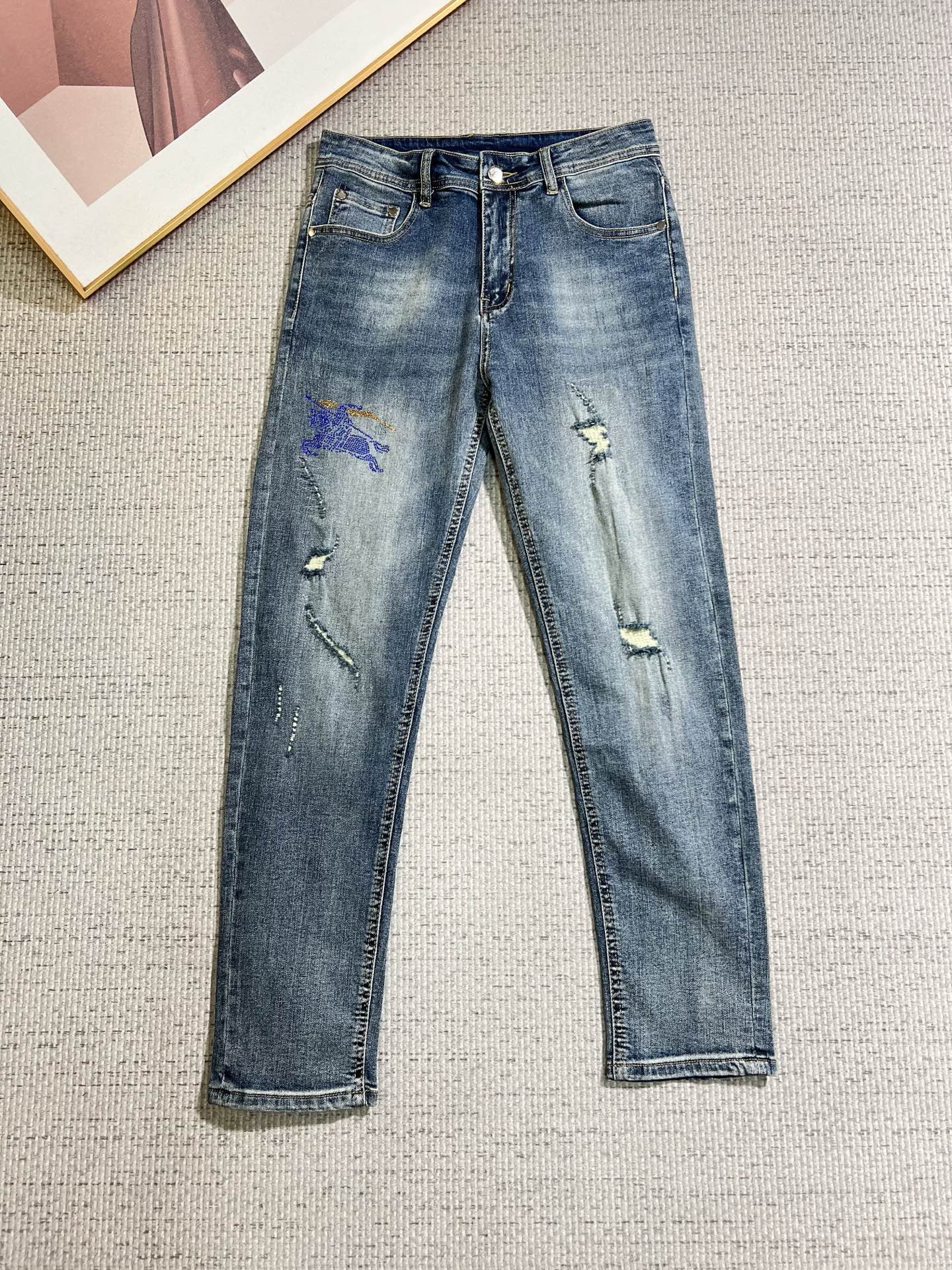 NO:838655,BURBERRY men's denim jeans, official album and poster wear style!  High-grade imported denim raw color fabrics are supplied to customers, and the pure 13oz denim fabrics from Okayama, Japan are specially selected. Heavy-duty environmentally friendly plant enzyme washing process is used. The texture has a light retro color, which is quite beautiful and is very suitable for autumn and winter color matching. The fabric is soft and delicate after washing, but has strong bones and a slight stretch, providing an excellent comfortable experience. There is no damage from any technological elements throughout the body, retaining the purest tannin color!  The details throughout the body are perfect, exquisite and sophisticated. The latest leather label on the waist highlights the brand's characteristics. The hardware accessories, leather label and wiring all reflect the craftsmanship!  The silhouette is perfectly tailored and has excellent butt lift and slimming effect. It can be easily matched with any top in the wardrobe. It has wide compatibility and is suitable for various daily wear. The upper body is full of style. It is a must-have trousers for those who are obsessed with quality control and 1V!  Size 29-38 (not 35.37),,burberry,burberry,jeans,19860909BURBERRY 巴宝莉 男士丹宁牛仔裤,官宣画册海报穿搭款！ 客供高级进口的丹宁原色面料,特选日本冈山纯正13oz 盎司牛仔布料,重磅环保植物酵素水洗工艺,肌理有着淡淡的复古色彩,相当漂亮,极符合秋冬的配色,面料经过水洗后柔软细腻,但筋骨感极强,且略带弹力,提供了绝佳的舒适体验,通身无任何工艺元素破坏,保留了最纯粹的丹宁本色！通身细节完美如斯,精湛且考究,最新的腰部皮标彰显了品牌特质,五金配件、皮标、走线无不体现出匠心工艺！版型剪裁完美,提臀修身效果绝佳,可轻松横扫衣橱任何的上装搭配,兼容性广泛,满足于日常各种穿搭,上身型款十足,于品质控及1V迷控者必入型裤装！ 尺码29—38（没35.37）,,burberry,burberry,jeans,,Men's clothing