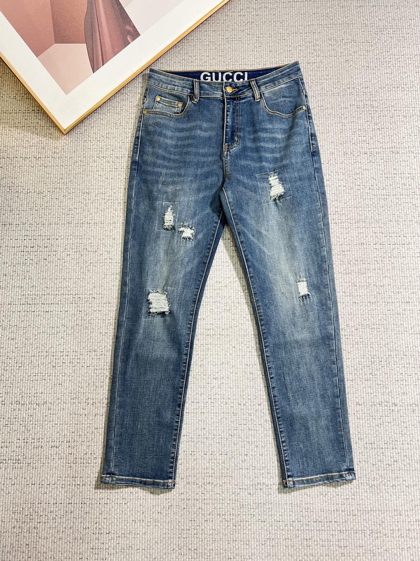 NO:838688,GUCCI men's denim jeans, official album and poster outfit style!  High-grade imported denim raw color fabrics are supplied to customers, and the pure 13oz denim fabrics from Okayama, Japan are specially selected. Heavy-duty environmentally friendly plant enzyme washing process is used. The texture has a light retro color, which is quite beautiful and is very suitable for autumn and winter color matching. The fabric is soft and delicate after washing, but has strong bones and a slight stretch, providing an excellent comfortable experience. There is no damage from any technological elements throughout the body, retaining the purest tannin color!  The details throughout the body are perfect, exquisite and sophisticated. The latest leather label on the waist highlights the brand's characteristics. The hardware accessories, leather label and wiring all reflect the craftsmanship!  The silhouette is perfectly tailored and has excellent butt lift and slimming effect. It can be easily matched with any top in the wardrobe. It has wide compatibility and is suitable for various daily wear. The upper body is full of style. It is a must-have trousers for those who are obsessed with quality control and 1V!  Size 29-38 (not 35.37),,gucci,jeans,19860909GUCCI 古奇 男士丹宁牛仔裤,官宣画册海报穿搭款！ 客供高级进口的丹宁原色面料,特选日本冈山纯正13oz 盎司牛仔布料,重磅环保植物酵素水洗工艺,肌理有着淡淡的复古色彩,相当漂亮,极符合秋冬的配色,面料经过水洗后柔软细腻,但筋骨感极强,且略带弹力,提供了绝佳的舒适体验,通身无任何工艺元素破坏,保留了最纯粹的丹宁本色！通身细节完美如斯,精湛且考究,最新的腰部皮标彰显了品牌特质,五金配件、皮标、走线无不体现出匠心工艺！版型剪裁完美,提臀修身效果绝佳,可轻松横扫衣橱任何的上装搭配,兼容性广泛,满足于日常各种穿搭,上身型款十足,于品质控及1V迷控者必入型裤装！ 尺码29—38（没35.37）,,gucci,jeans,,Men's clothing