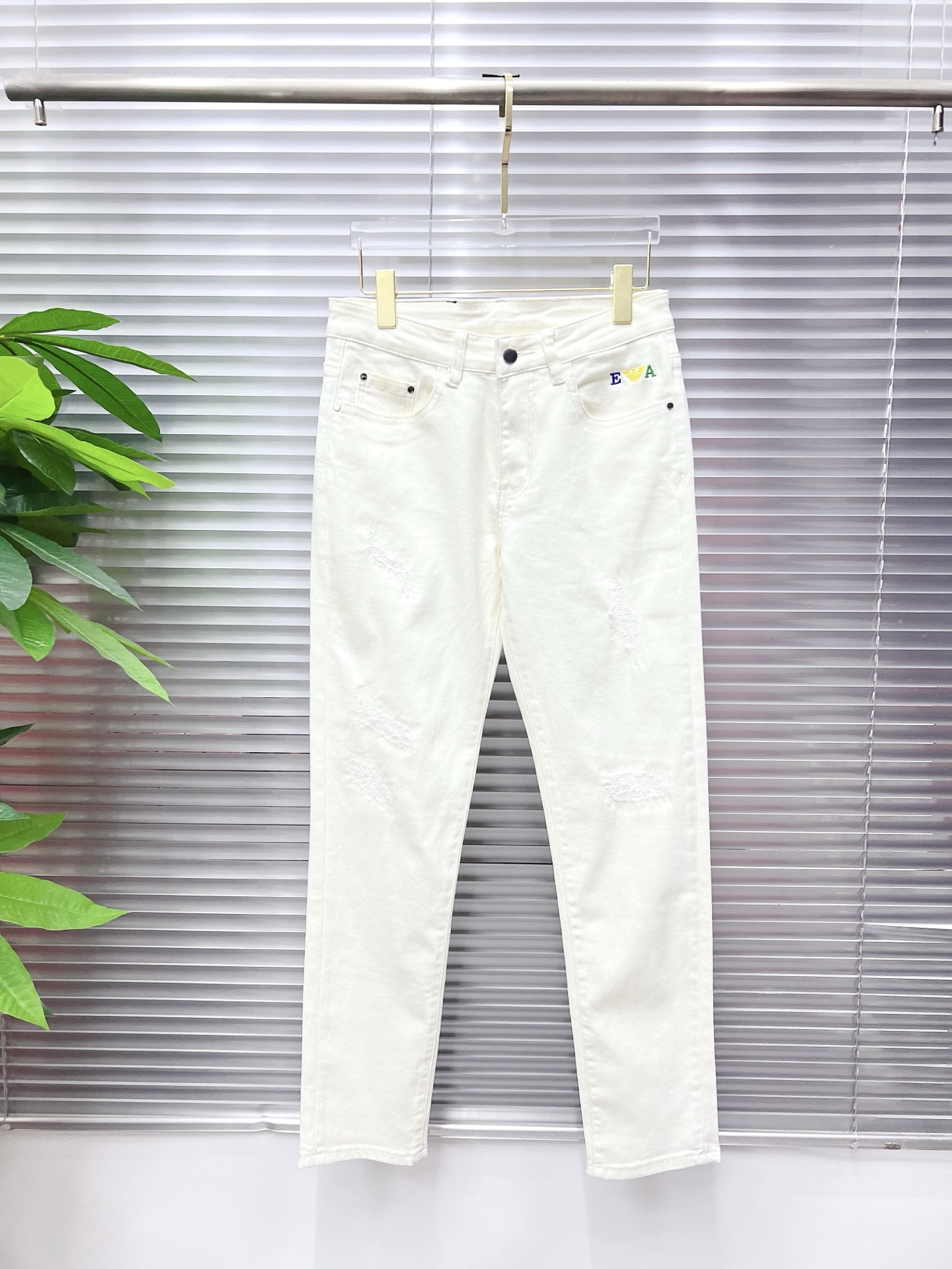NO:774742,Armani 阿玛尼 男士丹宁牛仔裤,官宣画册海报穿搭款！  High-grade imported denim raw color fabrics are supplied to customers, and the pure 13oz denim fabrics from Okayama, Japan are specially selected. Heavy-duty environmentally friendly plant enzyme washing process is used. The texture has a light retro color, which is quite beautiful and is very suitable for autumn and winter color matching. The fabric is soft and delicate after washing, but has strong bones and a slight stretch, providing an excellent comfortable experience. There is no damage from any technological elements throughout the body, retaining the purest tannin color!  The details throughout the body are perfect, exquisite and sophisticated. The latest leather label on the waist highlights the brand's characteristics. The hardware accessories, leather label and wiring all reflect the craftsmanship!  The silhouette is perfectly tailored and has excellent butt lift and slimming effect. It can be easily matched with any top in the wardrobe. It has wide compatibility and is suitable for various daily wear. The upper body is full of style. It is a must-have trousers for those who are obsessed with quality control and 1V!  尺码29—38（没35.37）,,armani,armani,jeans,19860909Armani 阿玛尼 男士丹宁牛仔裤,官宣画册海报穿搭款！ 客供高级进口的丹宁原色面料,特选日本冈山纯正13oz 盎司牛仔布料,重磅环保植物酵素水洗工艺,肌理有着淡淡的复古色彩,相当漂亮,极符合秋冬的配色,面料经过水洗后柔软细腻,但筋骨感极强,且略带弹力,提供了绝佳的舒适体验,通身无任何工艺元素破坏,保留了最纯粹的丹宁本色！通身细节完美如斯,精湛且考究,最新的腰部皮标彰显了品牌特质,五金配件、皮标、走线无不体现出匠心工艺！版型剪裁完美,提臀修身效果绝佳,可轻松横扫衣橱任何的上装搭配,兼容性广泛,满足于日常各种穿搭,上身型款十足,于品质控及1V迷控者必入型裤装！ 尺码29—38（没35.37）,,armani,armani,jeans,,Men's clothing