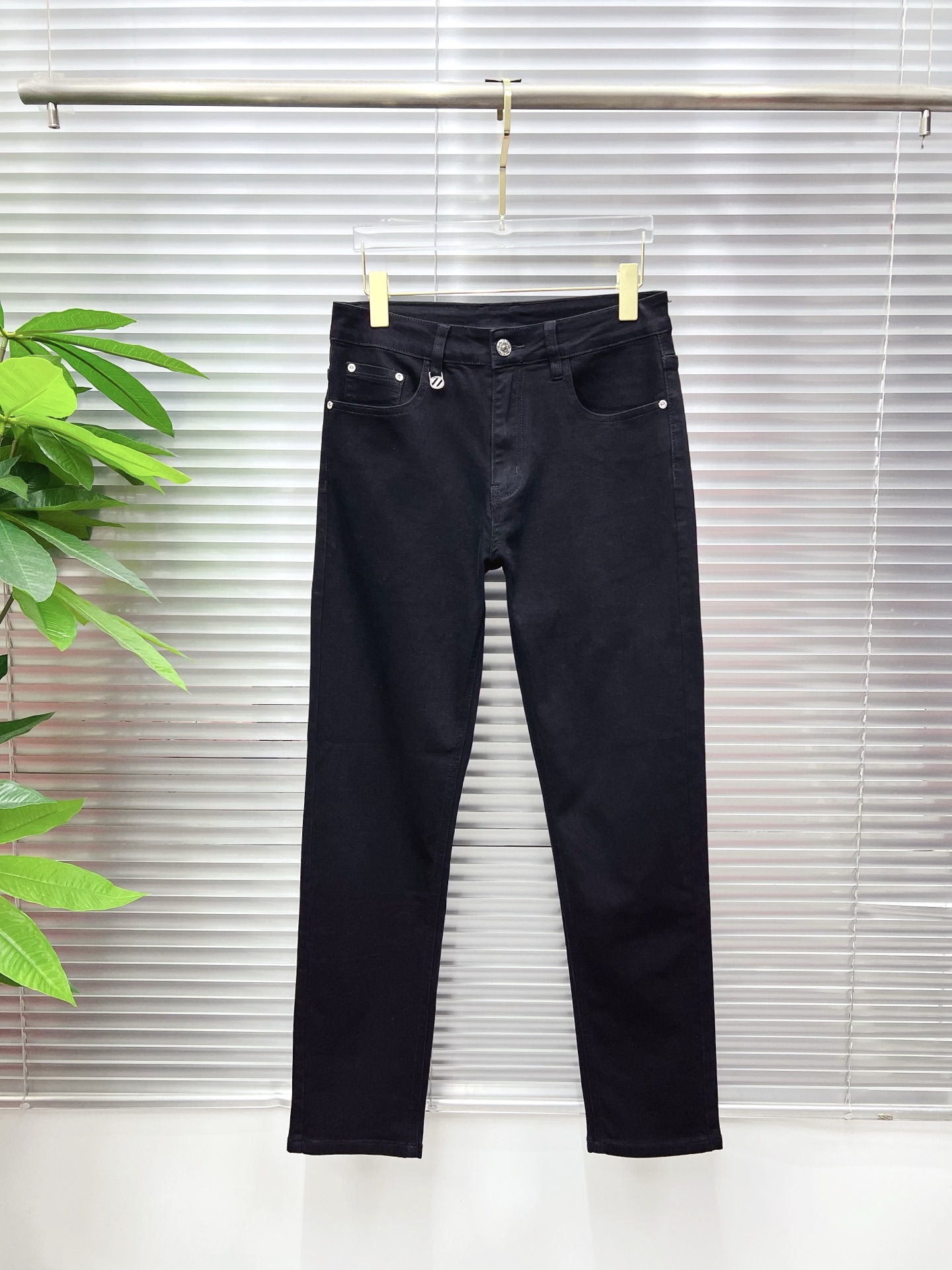NO:774701,Ermenegildo Zegna men's denim jeans, official album and poster wear style!  High-grade imported denim raw color fabrics are supplied to customers, and the pure 13oz denim fabrics from Okayama, Japan are specially selected. Heavy-duty environmentally friendly plant enzyme washing process is used. The texture has a light retro color, which is quite beautiful and is very suitable for autumn and winter color matching. The fabric is soft and delicate after washing, but has strong bones and a slight stretch, providing an excellent comfortable experience. There is no damage from any technological elements throughout the body, retaining the purest tannin color!  The details throughout the body are perfect, exquisite and sophisticated. The latest leather label on the waist highlights the brand's characteristics. The hardware accessories, leather label and wiring all reflect the craftsmanship!  The silhouette is perfectly tailored and has excellent butt lift and slimming effect. It can be easily matched with any top in the wardrobe. It has wide compatibility and is suitable for various daily wear. The upper body is full of style. It is a must-have trousers for those who are obsessed with quality control and 1V!  Sizes 29-38 (not 35.37),,zegna,jeans,19860909杰尼亚 男士丹宁牛仔裤,官宣画册海报穿搭款！ 客供高级进口的丹宁原色面料,特选日本冈山纯正13oz 盎司牛仔布料,重磅环保植物酵素水洗工艺,肌理有着淡淡的复古色彩,相当漂亮,极符合秋冬的配色,面料经过水洗后柔软细腻,但筋骨感极强,且略带弹力,提供了绝佳的舒适体验,通身无任何工艺元素破坏,保留了最纯粹的丹宁本色！通身细节完美如斯,精湛且考究,最新的腰部皮标彰显了品牌特质,五金配件、皮标、走线无不体现出匠心工艺！版型剪裁完美,提臀修身效果绝佳,可轻松横扫衣橱任何的上装搭配,兼容性广泛,满足于日常各种穿搭,上身型款十足,于品质控及1V迷控者必入型裤装！ 尺码29—38（没35.37）,,zegna,jeans,,Men's clothing