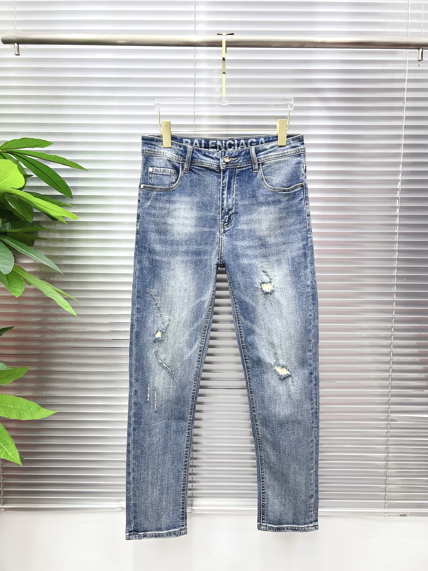NO:774707,Balenciaga men's denim jeans, official album and poster outfit style!  High-grade imported denim raw color fabrics are supplied to customers, and the pure 13oz denim fabrics from Okayama, Japan are specially selected. Heavy-duty environmentally friendly plant enzyme washing process is used. The texture has a light retro color, which is quite beautiful and is very suitable for autumn and winter color matching. The fabric is soft and delicate after washing, but has strong bones and a slight stretch, providing an excellent comfortable experience. There is no damage from any technological elements throughout the body, retaining the purest tannin color!  The details throughout the body are perfect, exquisite and sophisticated. The latest leather label on the waist highlights the brand's characteristics. The hardware accessories, leather label and wiring all reflect the craftsmanship!  The silhouette is perfectly tailored and has excellent butt lift and slimming effect. It can be easily matched with any top in the wardrobe. It has wide compatibility and is suitable for various daily wear. The upper body is full of style. It is a must-have trousers for those who are obsessed with quality control and 1V!  Size 29-38 (not 35.37),,balenciaga,jeans,19860909巴黎世家 男士丹宁牛仔裤,官宣画册海报穿搭款！ 客供高级进口的丹宁原色面料,特选日本冈山纯正13oz 盎司牛仔布料,重磅环保植物酵素水洗工艺,肌理有着淡淡的复古色彩,相当漂亮,极符合秋冬的配色,面料经过水洗后柔软细腻,但筋骨感极强,且略带弹力,提供了绝佳的舒适体验,通身无任何工艺元素破坏,保留了最纯粹的丹宁本色！通身细节完美如斯,精湛且考究,最新的腰部皮标彰显了品牌特质,五金配件、皮标、走线无不体现出匠心工艺！版型剪裁完美,提臀修身效果绝佳,可轻松横扫衣橱任何的上装搭配,兼容性广泛,满足于日常各种穿搭,上身型款十足,于品质控及1V迷控者必入型裤装！ 尺码29—38（没35.37）,,balenciaga,jeans,,Men's clothing