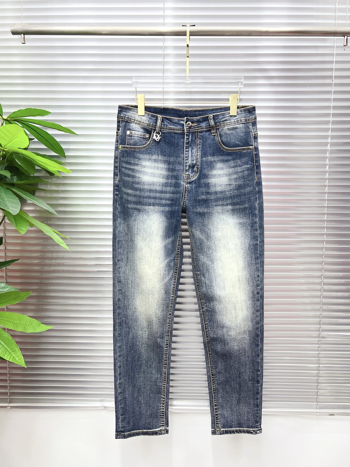NO:774712,Dior men's denim jeans, official album and poster style!  High-grade imported denim raw color fabrics are supplied to customers, and the pure 13oz denim fabrics from Okayama, Japan are specially selected. Heavy-duty environmentally friendly plant enzyme washing process is used. The texture has a light retro color, which is quite beautiful and is very suitable for autumn and winter color matching. The fabric is soft and delicate after washing, but has strong bones and a slight stretch, providing an excellent comfortable experience. There is no damage from any technological elements throughout the body, retaining the purest tannin color!  The details throughout the body are perfect, exquisite and sophisticated. The latest leather label on the waist highlights the brand's characteristics. The hardware accessories, leather label and wiring all reflect the craftsmanship!  The silhouette is perfectly tailored and has excellent butt lift and slimming effect. It can be easily matched with any top in the wardrobe. It has wide compatibility and is suitable for various daily wear. The upper body is full of style. It is a must-have trousers for those who are obsessed with quality control and 1V!  Size 29-38 (not 35.37), dior, dior, jeans,19860909Dior 迪奥 男士丹宁牛仔裤,官宣画册海报穿搭款！ 客供高级进口的丹宁原色面料,特选日本冈山纯正13oz 盎司牛仔布料,重磅环保植物酵素水洗工艺,肌理有着淡淡的复古色彩,相当漂亮,极符合秋冬的配色,面料经过水洗后柔软细腻,但筋骨感极强,且略带弹力,提供了绝佳的舒适体验,通身无任何工艺元素破坏,保留了最纯粹的丹宁本色！通身细节完美如斯,精湛且考究,最新的腰部皮标彰显了品牌特质,五金配件、皮标、走线无不体现出匠心工艺！版型剪裁完美,提臀修身效果绝佳,可轻松横扫衣橱任何的上装搭配,兼容性广泛,满足于日常各种穿搭,上身型款十足,于品质控及1V迷控者必入型裤装！ 尺码29—38（没35.37）,,dior,dior,jeans,,Men's clothing