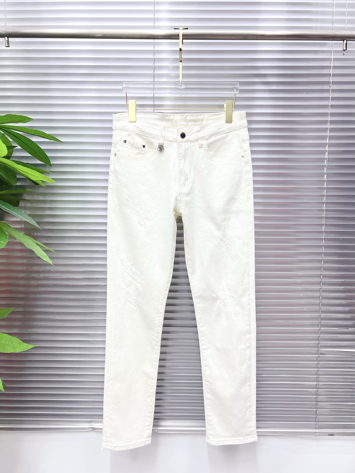 NO:774717,Men's denim jeans, official album and poster outfit!  High-grade imported denim raw color fabrics are supplied to customers, and the pure 13oz denim fabrics from Okayama, Japan are specially selected. Heavy-duty environmentally friendly plant enzyme washing process is used. The texture has a light retro color, which is quite beautiful and is very suitable for autumn and winter color matching. The fabric is soft and delicate after washing, but has strong bones and a slight stretch, providing an excellent comfortable experience. There is no damage from any technological elements throughout the body, retaining the purest tannin color!  The details throughout the body are perfect, exquisite and sophisticated. The latest leather label on the waist highlights the brand's characteristics. The hardware accessories, leather label and wiring all reflect the craftsmanship!  The silhouette is perfectly tailored and has excellent butt lift and slimming effect. It can be easily matched with any top in the wardrobe. It has wide compatibility and is suitable for various daily wear. The upper body is full of style. It is a must-have trousers for those who are obsessed with quality control and 1V!  Size 29-38 (not 35.37),,Moncler,jeans,19860909蒙口 男士丹宁牛仔裤,官宣画册海报穿搭款！ 客供高级进口的丹宁原色面料,特选日本冈山纯正13oz 盎司牛仔布料,重磅环保植物酵素水洗工艺,肌理有着淡淡的复古色彩,相当漂亮,极符合秋冬的配色,面料经过水洗后柔软细腻,但筋骨感极强,且略带弹力,提供了绝佳的舒适体验,通身无任何工艺元素破坏,保留了最纯粹的丹宁本色！通身细节完美如斯,精湛且考究,最新的腰部皮标彰显了品牌特质,五金配件、皮标、走线无不体现出匠心工艺！版型剪裁完美,提臀修身效果绝佳,可轻松横扫衣橱任何的上装搭配,兼容性广泛,满足于日常各种穿搭,上身型款十足,于品质控及1V迷控者必入型裤装！ 尺码29—38（没35.37）,,Moncler,jeans,,Men's clothing