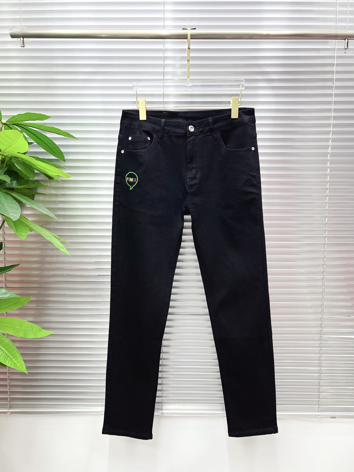 NO:774722,FENDI Fendi Men's Denim Jeans, Official Announcement Album and Poster Style!  High-grade imported denim raw color fabrics are supplied to customers, and the pure 13oz denim fabrics from Okayama, Japan are specially selected. Heavy-duty environmentally friendly plant enzyme washing process is used. The texture has a light retro color, which is quite beautiful and is very suitable for autumn and winter color matching. The fabric is soft and delicate after washing, but has strong bones and a slight stretch, providing an excellent comfortable experience. There is no damage from any technological elements throughout the body, retaining the purest tannin color!  The details throughout the body are perfect, exquisite and sophisticated. The latest leather label on the waist highlights the brand's characteristics. The hardware accessories, leather label and wiring all reflect the craftsmanship!  The silhouette is perfectly tailored and has excellent butt lift and slimming effect. It can be easily matched with any top in the wardrobe. It has wide compatibility and is suitable for various daily wear. The upper body is full of style. It is a must-have trousers for those who are obsessed with quality control and 1V!  Sizes 29-38 (not 35.37),,fendi,fendi,jeans,19860909FENDI 芬迪 男士丹宁牛仔裤,官宣画册海报穿搭款！ 客供高级进口的丹宁原色面料,特选日本冈山纯正13oz 盎司牛仔布料,重磅环保植物酵素水洗工艺,肌理有着淡淡的复古色彩,相当漂亮,极符合秋冬的配色,面料经过水洗后柔软细腻,但筋骨感极强,且略带弹力,提供了绝佳的舒适体验,通身无任何工艺元素破坏,保留了最纯粹的丹宁本色！通身细节完美如斯,精湛且考究,最新的腰部皮标彰显了品牌特质,五金配件、皮标、走线无不体现出匠心工艺！版型剪裁完美,提臀修身效果绝佳,可轻松横扫衣橱任何的上装搭配,兼容性广泛,满足于日常各种穿搭,上身型款十足,于品质控及1V迷控者必入型裤装！ 尺码29—38（没35.37）,,fendi,fendi,jeans,,Men's clothing