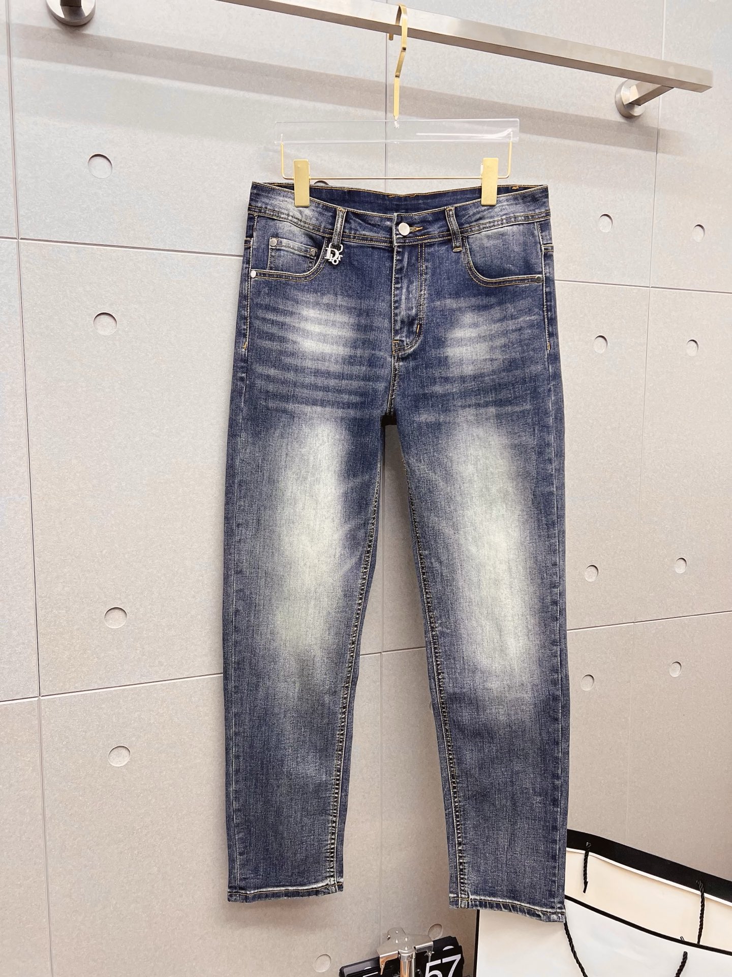NO:843809,Dior men's denim jeans, official album and poster style!  High-grade imported denim raw color fabrics are supplied to customers, and the pure 13oz denim fabrics from Okayama, Japan are specially selected. Heavy-duty environmentally friendly plant enzyme washing process is used. The texture has a light retro color, which is quite beautiful and is very suitable for autumn and winter color matching. The fabric is soft and delicate after washing, but has strong bones and a slight stretch, providing an excellent comfortable experience. There is no damage from any technological elements throughout the body, retaining the purest tannin color!  The details throughout the body are perfect, exquisite and sophisticated. The latest leather label on the waist highlights the brand's characteristics. The hardware accessories, leather label and wiring all reflect the craftsmanship!  The silhouette is perfectly tailored and has excellent butt lift and slimming effect. It can be easily matched with any top in the wardrobe. It has wide compatibility and is suitable for various daily wear. The upper body is full of style. It is a must-have trousers for those who are obsessed with quality control and 1V!  Size 29-38 (not 35.37), dior, dior, jeans,19860909Dior 迪奥 男士丹宁牛仔裤,官宣画册海报穿搭款！ 客供高级进口的丹宁原色面料,特选日本冈山纯正13oz 盎司牛仔布料,重磅环保植物酵素水洗工艺,肌理有着淡淡的复古色彩,相当漂亮,极符合秋冬的配色,面料经过水洗后柔软细腻,但筋骨感极强,且略带弹力,提供了绝佳的舒适体验,通身无任何工艺元素破坏,保留了最纯粹的丹宁本色！通身细节完美如斯,精湛且考究,最新的腰部皮标彰显了品牌特质,五金配件、皮标、走线无不体现出匠心工艺！版型剪裁完美,提臀修身效果绝佳,可轻松横扫衣橱任何的上装搭配,兼容性广泛,满足于日常各种穿搭,上身型款十足,于品质控及1V迷控者必入型裤装！ 尺码29—38（没35.37）,,dior,dior,jeans,,Men's clothing