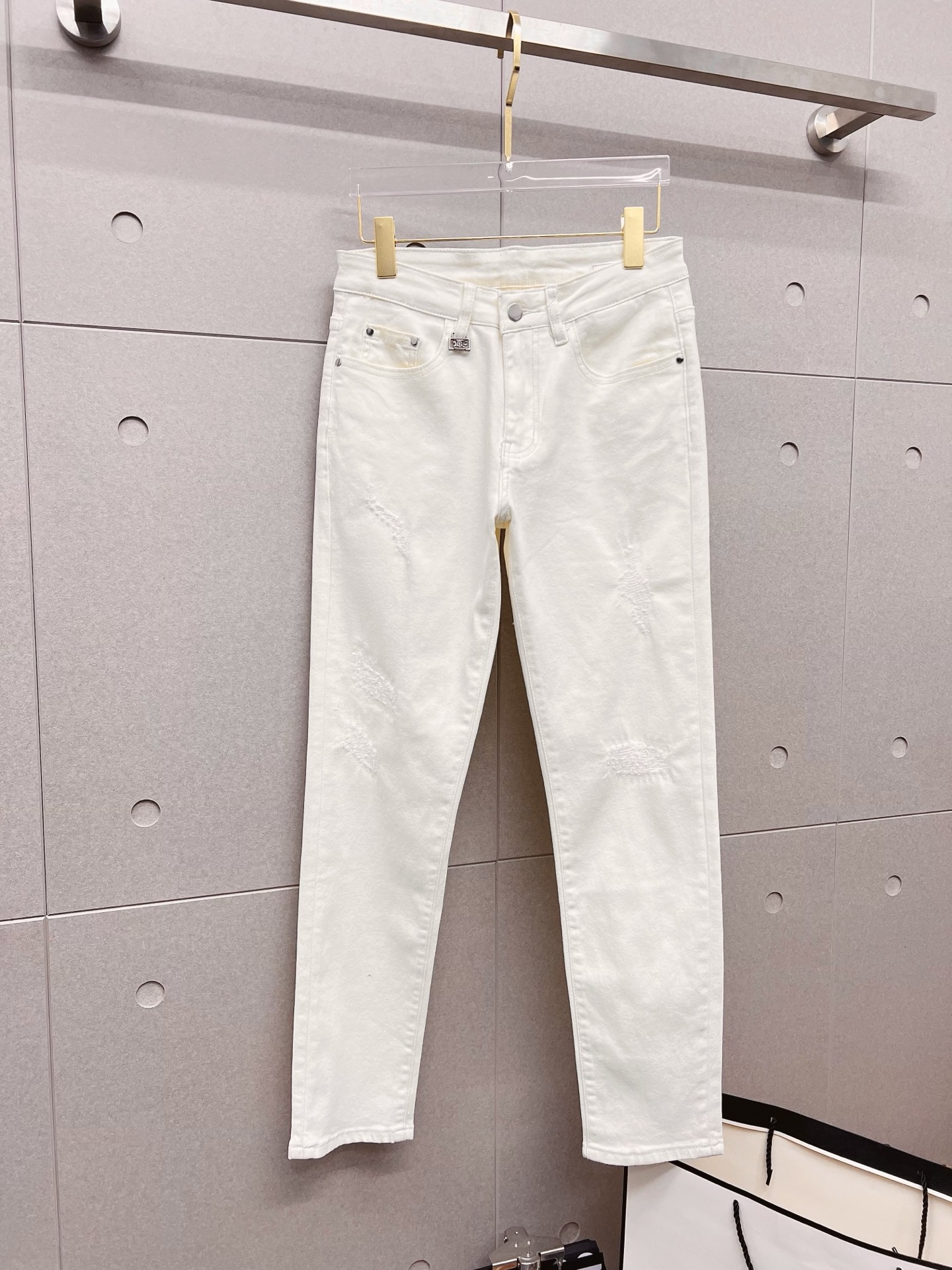 NO:843805,Burberry men's denim jeans, official album and poster outfit style!  High-grade imported denim raw color fabrics are supplied to customers, and the pure 13oz denim fabrics from Okayama, Japan are specially selected. Heavy-duty environmentally friendly plant enzyme washing process is used. The texture has a light retro color, which is quite beautiful and is very suitable for autumn and winter color matching. The fabric is soft and delicate after washing, but has strong bones and a slight stretch, providing an excellent comfortable experience. There is no damage from any technological elements throughout the body, retaining the purest tannin color!  The details throughout the body are perfect, exquisite and sophisticated. The latest leather label on the waist highlights the brand's characteristics. The hardware accessories, leather label and wiring all reflect the craftsmanship!  The silhouette is perfectly tailored and has excellent butt lift and slimming effect. It can be easily matched with any top in the wardrobe. It has wide compatibility and is suitable for various daily wear. The upper body is full of style. It is a must-have trousers for those who are obsessed with quality control and 1V!  Size 29-38 (not 35.37),,burberry,burberry,jeans,19860909Burberry 巴宝莉 男士丹宁牛仔裤,官宣画册海报穿搭款！ 客供高级进口的丹宁原色面料,特选日本冈山纯正13oz 盎司牛仔布料,重磅环保植物酵素水洗工艺,肌理有着淡淡的复古色彩,相当漂亮,极符合秋冬的配色,面料经过水洗后柔软细腻,但筋骨感极强,且略带弹力,提供了绝佳的舒适体验,通身无任何工艺元素破坏,保留了最纯粹的丹宁本色！通身细节完美如斯,精湛且考究,最新的腰部皮标彰显了品牌特质,五金配件、皮标、走线无不体现出匠心工艺！版型剪裁完美,提臀修身效果绝佳,可轻松横扫衣橱任何的上装搭配,兼容性广泛,满足于日常各种穿搭,上身型款十足,于品质控及1V迷控者必入型裤装！ 尺码29—38（没35.37）,,burberry,burberry,jeans,,Men's clothing