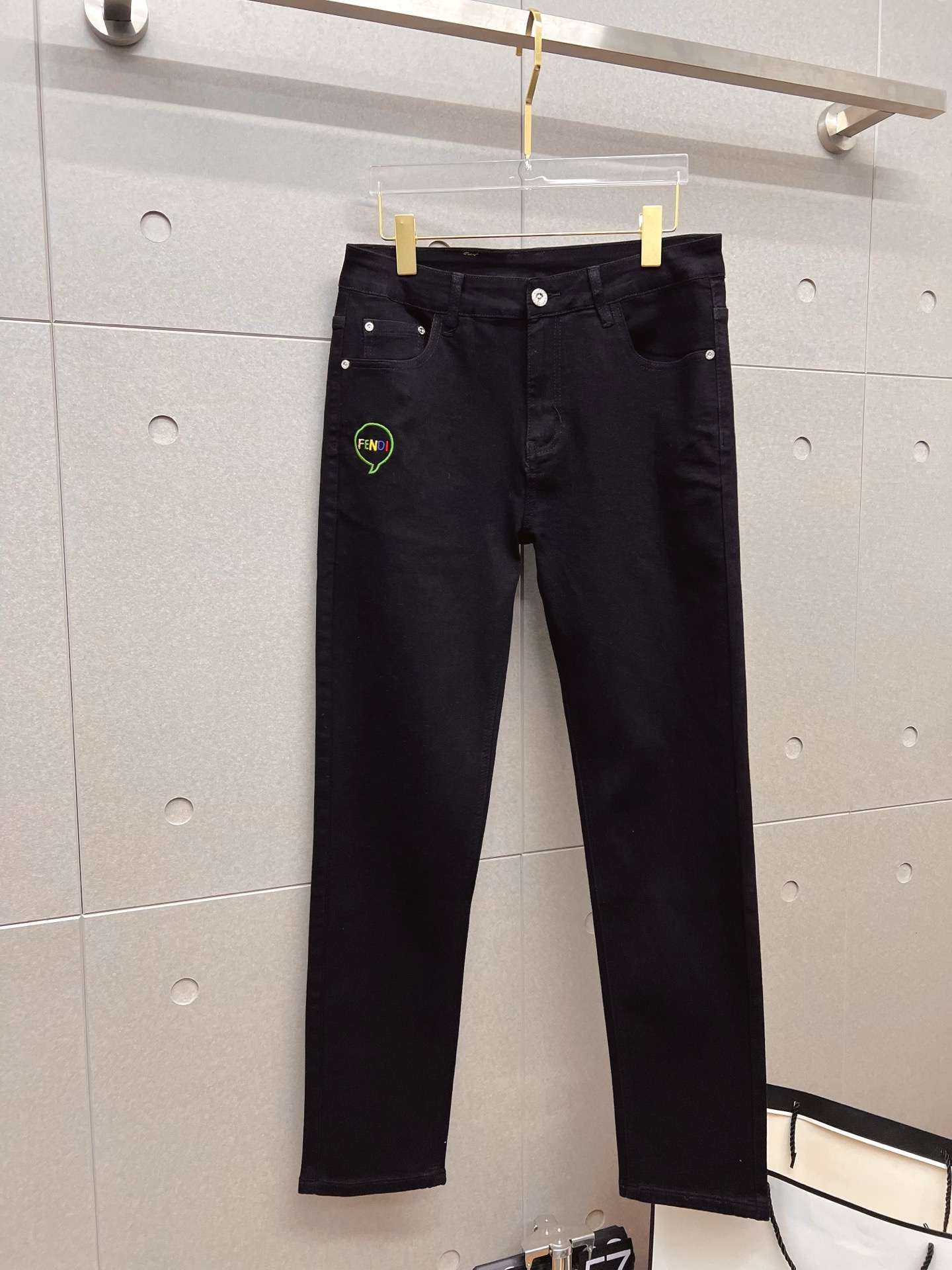 NO:843800,FENDI Fendi Men's Denim Jeans, Official Announcement Album and Poster Style!  High-grade imported denim raw color fabrics are supplied to customers, and the pure 13oz denim fabrics from Okayama, Japan are specially selected. Heavy-duty environmentally friendly plant enzyme washing process is used. The texture has a light retro color, which is quite beautiful and is very suitable for autumn and winter color matching. The fabric is soft and delicate after washing, but has strong bones and a slight stretch, providing an excellent comfortable experience. There is no damage from any technological elements throughout the body, retaining the purest tannin color!  The details throughout the body are perfect, exquisite and sophisticated. The latest leather label on the waist highlights the brand's characteristics. The hardware accessories, leather label and wiring all reflect the craftsmanship!  The silhouette is perfectly tailored and has excellent butt lift and slimming effect. It can be easily matched with any top in the wardrobe. It has wide compatibility and is suitable for various daily wear. The upper body is full of style. It is a must-have trousers for those who are obsessed with quality control and 1V!  Sizes 29-38 (not 35.37),,fendi,fendi,jeans,19860909FENDI 芬迪 男士丹宁牛仔裤,官宣画册海报穿搭款！ 客供高级进口的丹宁原色面料,特选日本冈山纯正13oz 盎司牛仔布料,重磅环保植物酵素水洗工艺,肌理有着淡淡的复古色彩,相当漂亮,极符合秋冬的配色,面料经过水洗后柔软细腻,但筋骨感极强,且略带弹力,提供了绝佳的舒适体验,通身无任何工艺元素破坏,保留了最纯粹的丹宁本色！通身细节完美如斯,精湛且考究,最新的腰部皮标彰显了品牌特质,五金配件、皮标、走线无不体现出匠心工艺！版型剪裁完美,提臀修身效果绝佳,可轻松横扫衣橱任何的上装搭配,兼容性广泛,满足于日常各种穿搭,上身型款十足,于品质控及1V迷控者必入型裤装！ 尺码29—38（没35.37）,,fendi,fendi,jeans,,Men's clothing