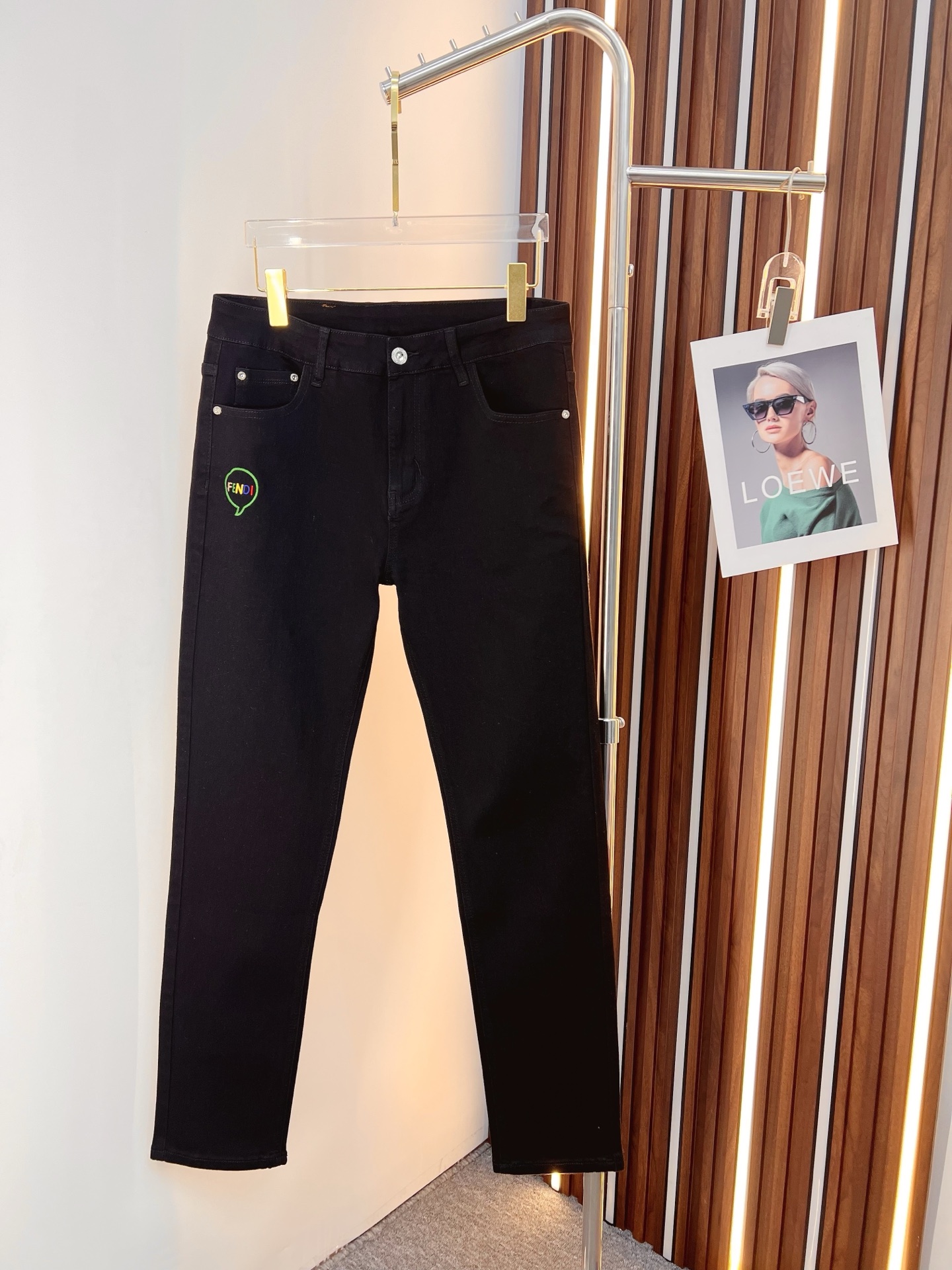 NO:846538,FENDI Fendi Men's Denim Jeans, Official Announcement Album and Poster Style!  High-grade imported denim raw color fabrics are supplied to customers, and the pure 13oz denim fabrics from Okayama, Japan are specially selected. Heavy-duty environmentally friendly plant enzyme washing process is used. The texture has a light retro color, which is quite beautiful and is very suitable for autumn and winter color matching. The fabric is soft and delicate after washing, but has strong bones and a slight stretch, providing an excellent comfortable experience. There is no damage from any technological elements throughout the body, retaining the purest tannin color!  The details throughout the body are perfect, exquisite and sophisticated. The latest leather label on the waist highlights the brand's characteristics. The hardware accessories, leather label and wiring all reflect the craftsmanship!  The silhouette is perfectly tailored and has excellent butt lift and slimming effect. It can be easily matched with any top in the wardrobe. It has wide compatibility and is suitable for various daily wear. The upper body is full of style. It is a must-have trousers for those who are obsessed with quality control and 1V!  Sizes 29-38 (not 35.37),,fendi,fendi,jeans,19860909FENDI 芬迪 男士丹宁牛仔裤,官宣画册海报穿搭款！ 客供高级进口的丹宁原色面料,特选日本冈山纯正13oz 盎司牛仔布料,重磅环保植物酵素水洗工艺,肌理有着淡淡的复古色彩,相当漂亮,极符合秋冬的配色,面料经过水洗后柔软细腻,但筋骨感极强,且略带弹力,提供了绝佳的舒适体验,通身无任何工艺元素破坏,保留了最纯粹的丹宁本色！通身细节完美如斯,精湛且考究,最新的腰部皮标彰显了品牌特质,五金配件、皮标、走线无不体现出匠心工艺！版型剪裁完美,提臀修身效果绝佳,可轻松横扫衣橱任何的上装搭配,兼容性广泛,满足于日常各种穿搭,上身型款十足,于品质控及1V迷控者必入型裤装！ 尺码29—38（没35.37）,,fendi,fendi,jeans,,Men's clothing