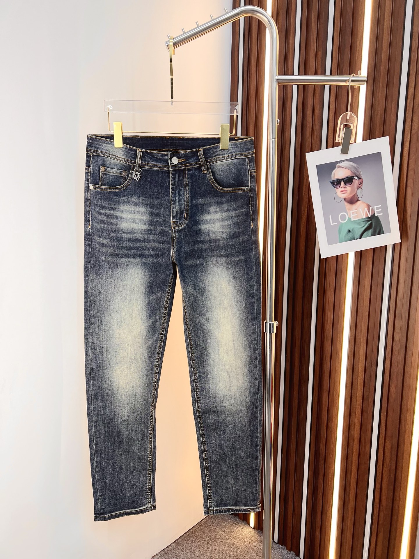 NO:846536,Dior men's denim jeans, official album and poster style!  High-grade imported denim raw color fabrics are supplied to customers, and the pure 13oz denim fabrics from Okayama, Japan are specially selected. Heavy-duty environmentally friendly plant enzyme washing process is used. The texture has a light retro color, which is quite beautiful and is very suitable for autumn and winter color matching. The fabric is soft and delicate after washing, but has strong bones and a slight stretch, providing an excellent comfortable experience. There is no damage from any technological elements throughout the body, retaining the purest tannin color!  The details throughout the body are perfect, exquisite and sophisticated. The latest leather label on the waist highlights the brand's characteristics. The hardware accessories, leather label and wiring all reflect the craftsmanship!  The silhouette is perfectly tailored and has excellent butt lift and slimming effect. It can be easily matched with any top in the wardrobe. It has wide compatibility and is suitable for various daily wear. The upper body is full of style. It is a must-have trousers for those who are obsessed with quality control and 1V!  Size 29-38 (not 35.37), dior, dior, jeans,19860909Dior 迪奥 男士丹宁牛仔裤,官宣画册海报穿搭款！ 客供高级进口的丹宁原色面料,特选日本冈山纯正13oz 盎司牛仔布料,重磅环保植物酵素水洗工艺,肌理有着淡淡的复古色彩,相当漂亮,极符合秋冬的配色,面料经过水洗后柔软细腻,但筋骨感极强,且略带弹力,提供了绝佳的舒适体验,通身无任何工艺元素破坏,保留了最纯粹的丹宁本色！通身细节完美如斯,精湛且考究,最新的腰部皮标彰显了品牌特质,五金配件、皮标、走线无不体现出匠心工艺！版型剪裁完美,提臀修身效果绝佳,可轻松横扫衣橱任何的上装搭配,兼容性广泛,满足于日常各种穿搭,上身型款十足,于品质控及1V迷控者必入型裤装！ 尺码29—38（没35.37）,,dior,dior,jeans,,Men's clothing