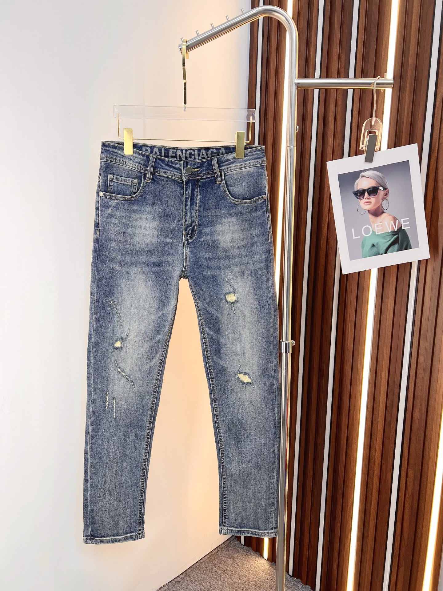 NO:846534,Balenciaga men's denim jeans, official album and poster outfit style!  High-grade imported denim raw color fabrics are supplied to customers, and the pure 13oz denim fabrics from Okayama, Japan are specially selected. Heavy-duty environmentally friendly plant enzyme washing process is used. The texture has a light retro color, which is quite beautiful and is very suitable for autumn and winter color matching. The fabric is soft and delicate after washing, but has strong bones and a slight stretch, providing an excellent comfortable experience. There is no damage from any technological elements throughout the body, retaining the purest tannin color!  The details throughout the body are perfect, exquisite and sophisticated. The latest leather label on the waist highlights the brand's characteristics. The hardware accessories, leather label and wiring all reflect the craftsmanship!  The silhouette is perfectly tailored and has excellent butt lift and slimming effect. It can be easily matched with any top in the wardrobe. It has wide compatibility and is suitable for various daily wear. The upper body is full of style. It is a must-have trousers for those who are obsessed with quality control and 1V!  Size 29-38 (not 35.37),,balenciaga,jeans,19860909巴黎世家 男士丹宁牛仔裤,官宣画册海报穿搭款！ 客供高级进口的丹宁原色面料,特选日本冈山纯正13oz 盎司牛仔布料,重磅环保植物酵素水洗工艺,肌理有着淡淡的复古色彩,相当漂亮,极符合秋冬的配色,面料经过水洗后柔软细腻,但筋骨感极强,且略带弹力,提供了绝佳的舒适体验,通身无任何工艺元素破坏,保留了最纯粹的丹宁本色！通身细节完美如斯,精湛且考究,最新的腰部皮标彰显了品牌特质,五金配件、皮标、走线无不体现出匠心工艺！版型剪裁完美,提臀修身效果绝佳,可轻松横扫衣橱任何的上装搭配,兼容性广泛,满足于日常各种穿搭,上身型款十足,于品质控及1V迷控者必入型裤装！ 尺码29—38（没35.37）,,balenciaga,jeans,,Men's clothing