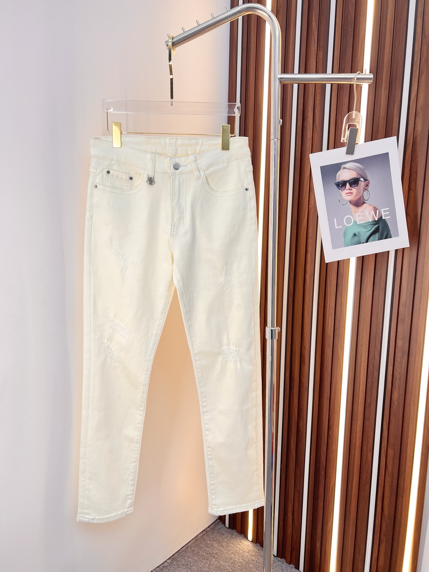 NO:846532,Men's denim jeans, official album and poster outfit!  High-grade imported denim raw color fabrics are supplied to customers, and the pure 13oz denim fabrics from Okayama, Japan are specially selected. Heavy-duty environmentally friendly plant enzyme washing process is used. The texture has a light retro color, which is quite beautiful and is very suitable for autumn and winter color matching. The fabric is soft and delicate after washing, but has strong bones and a slight stretch, providing an excellent comfortable experience. There is no damage from any technological elements throughout the body, retaining the purest tannin color!  The details throughout the body are perfect, exquisite and sophisticated. The latest leather label on the waist highlights the brand's characteristics. The hardware accessories, leather label and wiring all reflect the craftsmanship!  The silhouette is perfectly tailored and has excellent butt lift and slimming effect. It can be easily matched with any top in the wardrobe. It has wide compatibility and is suitable for various daily wear. The upper body is full of style. It is a must-have trousers for those who are obsessed with quality control and 1V!  Size 29-38 (not 35.37),,Moncler,jeans,19860909蒙口 男士丹宁牛仔裤,官宣画册海报穿搭款！ 客供高级进口的丹宁原色面料,特选日本冈山纯正13oz 盎司牛仔布料,重磅环保植物酵素水洗工艺,肌理有着淡淡的复古色彩,相当漂亮,极符合秋冬的配色,面料经过水洗后柔软细腻,但筋骨感极强,且略带弹力,提供了绝佳的舒适体验,通身无任何工艺元素破坏,保留了最纯粹的丹宁本色！通身细节完美如斯,精湛且考究,最新的腰部皮标彰显了品牌特质,五金配件、皮标、走线无不体现出匠心工艺！版型剪裁完美,提臀修身效果绝佳,可轻松横扫衣橱任何的上装搭配,兼容性广泛,满足于日常各种穿搭,上身型款十足,于品质控及1V迷控者必入型裤装！ 尺码29—38（没35.37）,,Moncler,jeans,,Men's clothing
