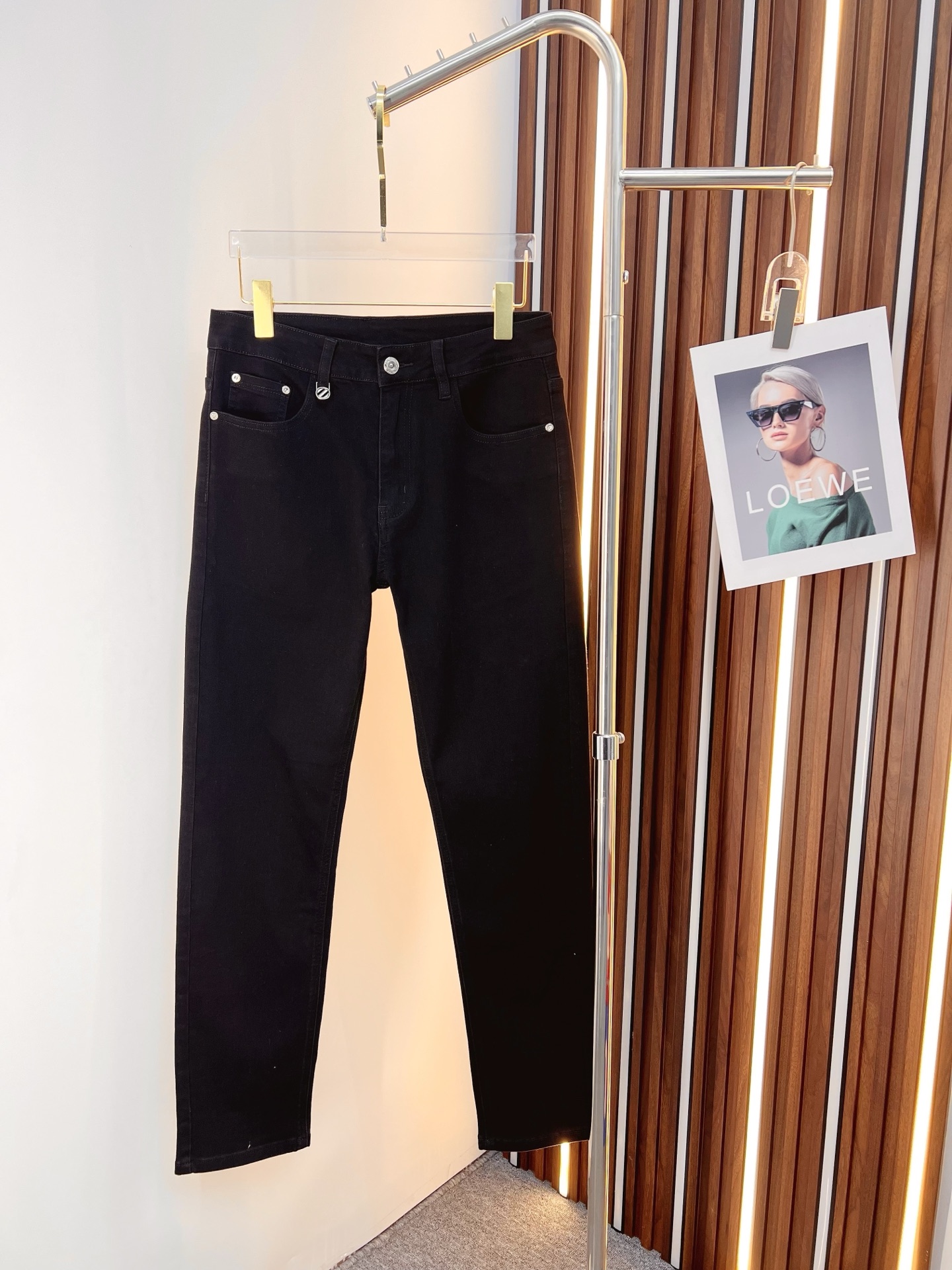 NO:846530,Ermenegildo Zegna men's denim jeans, official album and poster wear style!  High-grade imported denim raw color fabrics are supplied to customers, and the pure 13oz denim fabrics from Okayama, Japan are specially selected. Heavy-duty environmentally friendly plant enzyme washing process is used. The texture has a light retro color, which is quite beautiful and is very suitable for autumn and winter color matching. The fabric is soft and delicate after washing, but has strong bones and a slight stretch, providing an excellent comfortable experience. There is no damage from any technological elements throughout the body, retaining the purest tannin color!  The details throughout the body are perfect, exquisite and sophisticated. The latest leather label on the waist highlights the brand's characteristics. The hardware accessories, leather label and wiring all reflect the craftsmanship!  The silhouette is perfectly tailored and has excellent butt lift and slimming effect. It can be easily matched with any top in the wardrobe. It has wide compatibility and is suitable for various daily wear. The upper body is full of style. It is a must-have trousers for those who are obsessed with quality control and 1V!  Sizes 29-38 (not 35.37),,zegna,jeans,19860909杰尼亚 男士丹宁牛仔裤,官宣画册海报穿搭款！ 客供高级进口的丹宁原色面料,特选日本冈山纯正13oz 盎司牛仔布料,重磅环保植物酵素水洗工艺,肌理有着淡淡的复古色彩,相当漂亮,极符合秋冬的配色,面料经过水洗后柔软细腻,但筋骨感极强,且略带弹力,提供了绝佳的舒适体验,通身无任何工艺元素破坏,保留了最纯粹的丹宁本色！通身细节完美如斯,精湛且考究,最新的腰部皮标彰显了品牌特质,五金配件、皮标、走线无不体现出匠心工艺！版型剪裁完美,提臀修身效果绝佳,可轻松横扫衣橱任何的上装搭配,兼容性广泛,满足于日常各种穿搭,上身型款十足,于品质控及1V迷控者必入型裤装！ 尺码29—38（没35.37）,,zegna,jeans,,Men's clothing