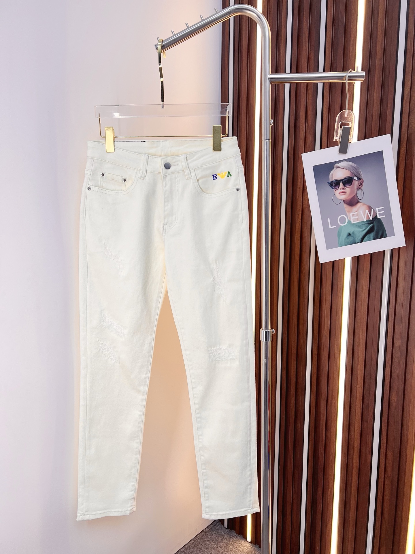 NO:846528,Armani Armani men's denim jeans, official album and poster wear style!  High-grade imported denim raw color fabrics are supplied to customers, and the pure 13oz denim fabrics from Okayama, Japan are specially selected. Heavy-duty environmentally friendly plant enzyme washing process is used. The texture has a light retro color, which is quite beautiful and is very suitable for autumn and winter color matching. The fabric is soft and delicate after washing, but has strong bones and a slight stretch, providing an excellent comfortable experience. There is no damage from any technological elements throughout the body, retaining the purest tannin color!  The details throughout the body are perfect, exquisite and sophisticated. The latest leather label on the waist highlights the brand's characteristics. The hardware accessories, leather label and wiring all reflect the craftsmanship!  The silhouette is perfectly tailored and has excellent butt lift and slimming effect. It can be easily matched with any top in the wardrobe. It has wide compatibility and is suitable for various daily wear. The upper body is full of style. It is a must-have trousers for those who are obsessed with quality control and 1V!  Size 29-38 (not 35.37),,armani,armani,jeans,19860909Armani 阿玛尼 男士丹宁牛仔裤,官宣画册海报穿搭款！ 客供高级进口的丹宁原色面料,特选日本冈山纯正13oz 盎司牛仔布料,重磅环保植物酵素水洗工艺,肌理有着淡淡的复古色彩,相当漂亮,极符合秋冬的配色,面料经过水洗后柔软细腻,但筋骨感极强,且略带弹力,提供了绝佳的舒适体验,通身无任何工艺元素破坏,保留了最纯粹的丹宁本色！通身细节完美如斯,精湛且考究,最新的腰部皮标彰显了品牌特质,五金配件、皮标、走线无不体现出匠心工艺！版型剪裁完美,提臀修身效果绝佳,可轻松横扫衣橱任何的上装搭配,兼容性广泛,满足于日常各种穿搭,上身型款十足,于品质控及1V迷控者必入型裤装！ 尺码29—38（没35.37）,,armani,armani,jeans,,Men's clothing