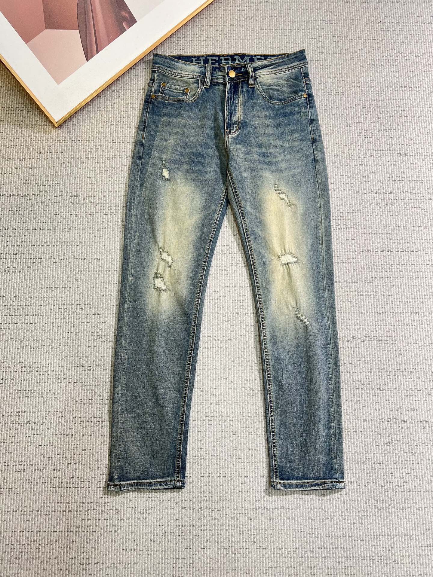 NO:838683,Hermès men's denim jeans, official album and poster outfit style!  High-grade imported denim raw color fabrics are supplied to customers, and the pure 13oz denim fabrics from Okayama, Japan are specially selected. Heavy-duty environmentally friendly plant enzyme washing process is used. The texture has a light retro color, which is quite beautiful and is very suitable for autumn and winter color matching. The fabric is soft and delicate after washing, but has strong bones and a slight stretch, providing an excellent comfortable experience. There is no damage from any technological elements throughout the body, retaining the purest tannin color!  The details throughout the body are perfect, exquisite and sophisticated. The latest leather label on the waist highlights the brand's characteristics. The hardware accessories, leather label and wiring all reflect the craftsmanship!  The silhouette is perfectly tailored and has excellent butt lift and slimming effect. It can be easily matched with any top in the wardrobe. It has wide compatibility and is suitable for various daily wear. The upper body is full of style. It is a must-have trousers for those who are obsessed with quality control and 1V!  Size 29-38 (not 35.37),,hermes,jeans,19860909爱马仕 男士丹宁牛仔裤,官宣画册海报穿搭款！ 客供高级进口的丹宁原色面料,特选日本冈山纯正13oz 盎司牛仔布料,重磅环保植物酵素水洗工艺,肌理有着淡淡的复古色彩,相当漂亮,极符合秋冬的配色,面料经过水洗后柔软细腻,但筋骨感极强,且略带弹力,提供了绝佳的舒适体验,通身无任何工艺元素破坏,保留了最纯粹的丹宁本色！通身细节完美如斯,精湛且考究,最新的腰部皮标彰显了品牌特质,五金配件、皮标、走线无不体现出匠心工艺！版型剪裁完美,提臀修身效果绝佳,可轻松横扫衣橱任何的上装搭配,兼容性广泛,满足于日常各种穿搭,上身型款十足,于品质控及1V迷控者必入型裤装！ 尺码29—38（没35.37）,,hermes,jeans,,Men's clothing