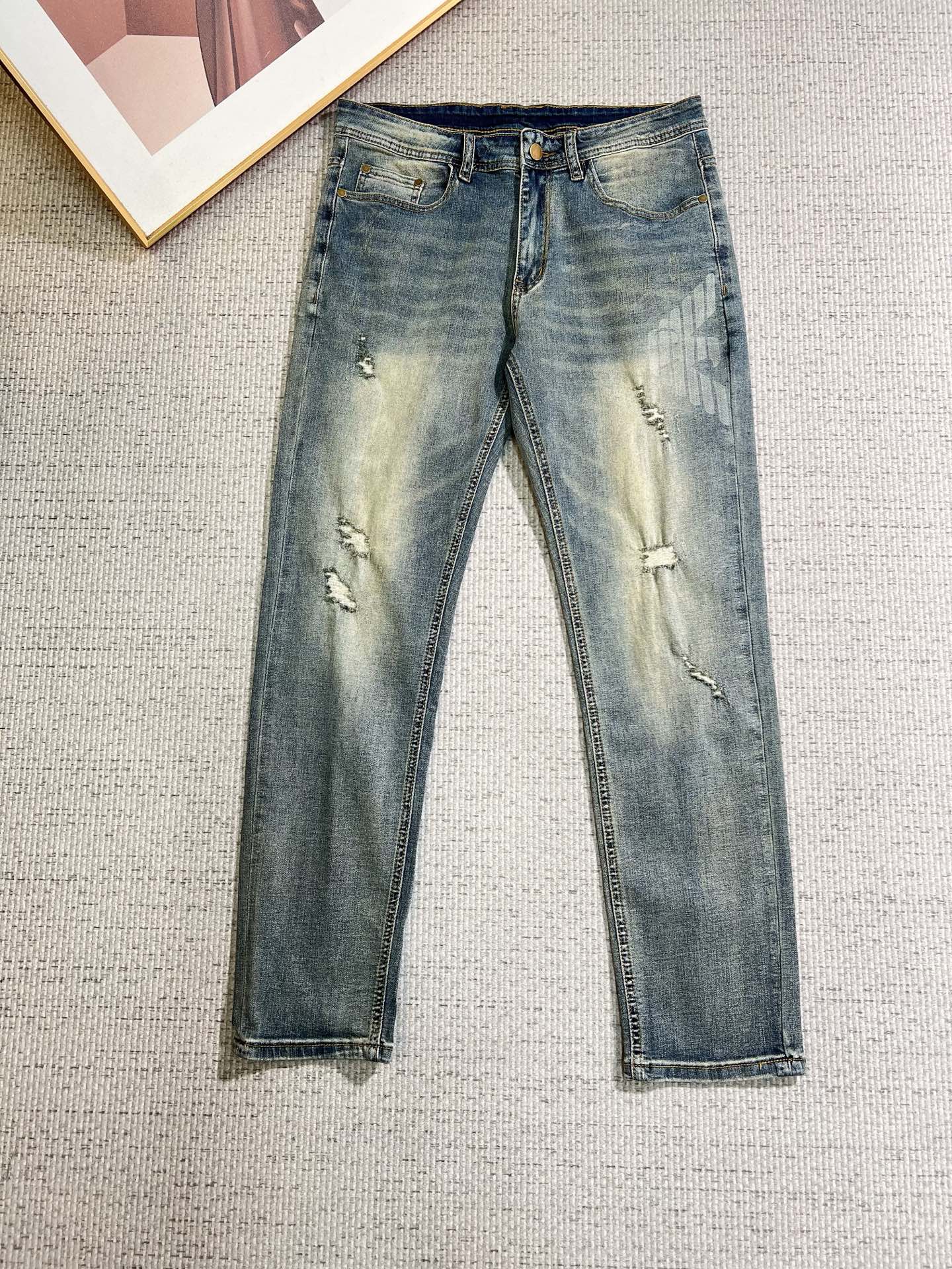 NO:838672,Armani Armani men's denim jeans, official album and poster wear style!  High-grade imported denim raw color fabrics are supplied to customers, and the pure 13oz denim fabrics from Okayama, Japan are specially selected. Heavy-duty environmentally friendly plant enzyme washing process is used. The texture has a light retro color, which is quite beautiful and is very suitable for autumn and winter color matching. The fabric is soft and delicate after washing, but has strong bones and a slight stretch, providing an excellent comfortable experience. There is no damage from any technological elements throughout the body, retaining the purest tannin color!  The details throughout the body are perfect, exquisite and sophisticated. The latest leather label on the waist highlights the brand's characteristics. The hardware accessories, leather label and wiring all reflect the craftsmanship!  The silhouette is perfectly tailored and has excellent butt lift and slimming effect. It can be easily matched with any top in the wardrobe. It has wide compatibility and is suitable for various daily wear. The upper body is full of style. It is a must-have trousers for those who are obsessed with quality control and 1V!  Size 29-38 (not 35.37),,armani,armani,jeans,19860909Armani 阿玛尼 男士丹宁牛仔裤,官宣画册海报穿搭款！ 客供高级进口的丹宁原色面料,特选日本冈山纯正13oz 盎司牛仔布料,重磅环保植物酵素水洗工艺,肌理有着淡淡的复古色彩,相当漂亮,极符合秋冬的配色,面料经过水洗后柔软细腻,但筋骨感极强,且略带弹力,提供了绝佳的舒适体验,通身无任何工艺元素破坏,保留了最纯粹的丹宁本色！通身细节完美如斯,精湛且考究,最新的腰部皮标彰显了品牌特质,五金配件、皮标、走线无不体现出匠心工艺！版型剪裁完美,提臀修身效果绝佳,可轻松横扫衣橱任何的上装搭配,兼容性广泛,满足于日常各种穿搭,上身型款十足,于品质控及1V迷控者必入型裤装！ 尺码29—38（没35.37）,,armani,armani,jeans,,Men's clothing