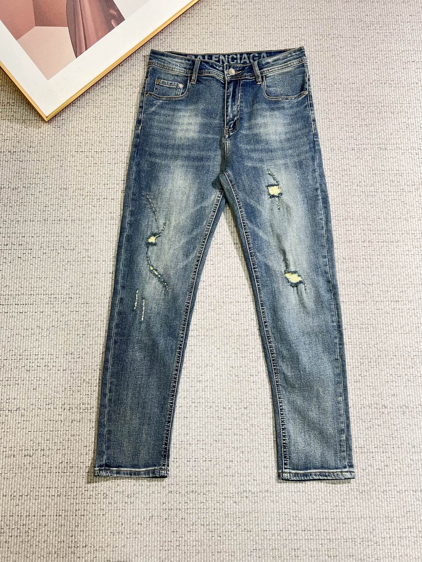 NO:838692,Balenciaga men's denim jeans, official album and poster outfit style!  High-grade imported denim raw color fabrics are supplied to customers, and the pure 13oz denim fabrics from Okayama, Japan are specially selected. Heavy-duty environmentally friendly plant enzyme washing process is used. The texture has a light retro color, which is quite beautiful and is very suitable for autumn and winter color matching. The fabric is soft and delicate after washing, but has strong bones and a slight stretch, providing an excellent comfortable experience. There is no damage from any technological elements throughout the body, retaining the purest tannin color!  The details throughout the body are perfect, exquisite and sophisticated. The latest leather label on the waist highlights the brand's characteristics. The hardware accessories, leather label and wiring all reflect the craftsmanship!  The silhouette is perfectly tailored and has excellent butt lift and slimming effect. It can be easily matched with any top in the wardrobe. It has wide compatibility and is suitable for various daily wear. The upper body is full of style. It is a must-have trousers for those who are obsessed with quality control and 1V!  Size 29-38 (not 35.37),,balenciaga,jeans,19860909巴黎世家 男士丹宁牛仔裤,官宣画册海报穿搭款！ 客供高级进口的丹宁原色面料,特选日本冈山纯正13oz 盎司牛仔布料,重磅环保植物酵素水洗工艺,肌理有着淡淡的复古色彩,相当漂亮,极符合秋冬的配色,面料经过水洗后柔软细腻,但筋骨感极强,且略带弹力,提供了绝佳的舒适体验,通身无任何工艺元素破坏,保留了最纯粹的丹宁本色！通身细节完美如斯,精湛且考究,最新的腰部皮标彰显了品牌特质,五金配件、皮标、走线无不体现出匠心工艺！版型剪裁完美,提臀修身效果绝佳,可轻松横扫衣橱任何的上装搭配,兼容性广泛,满足于日常各种穿搭,上身型款十足,于品质控及1V迷控者必入型裤装！ 尺码29—38（没35.37）,,balenciaga,jeans,,Men's clothing