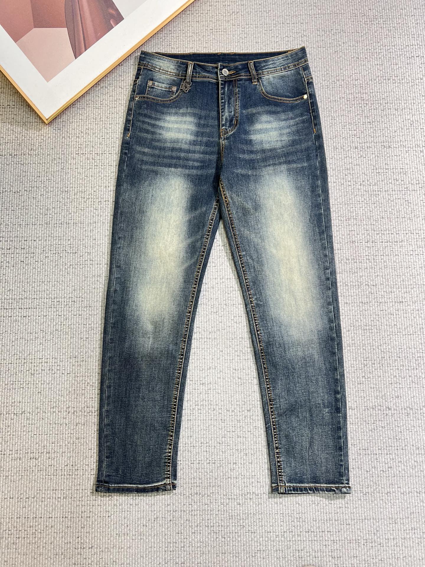 NO:838676,Dior men's denim jeans, official album and poster style!  High-grade imported denim raw color fabrics are supplied to customers, and the pure 13oz denim fabrics from Okayama, Japan are specially selected. Heavy-duty environmentally friendly plant enzyme washing process is used. The texture has a light retro color, which is quite beautiful and is very suitable for autumn and winter color matching. The fabric is soft and delicate after washing, but has strong bones and a slight stretch, providing an excellent comfortable experience. There is no damage from any technological elements throughout the body, retaining the purest tannin color!  The details throughout the body are perfect, exquisite and sophisticated. The latest leather label on the waist highlights the brand's characteristics. The hardware accessories, leather label and wiring all reflect the craftsmanship!  The silhouette is perfectly tailored and has excellent butt lift and slimming effect. It can be easily matched with any top in the wardrobe. It has wide compatibility and is suitable for various daily wear. The upper body is full of style. It is a must-have trousers for those who are obsessed with quality control and 1V!  Size 29-38 (not 35.37), dior, dior, jeans,19860909Dior 迪奥 男士丹宁牛仔裤,官宣画册海报穿搭款！ 客供高级进口的丹宁原色面料,特选日本冈山纯正13oz 盎司牛仔布料,重磅环保植物酵素水洗工艺,肌理有着淡淡的复古色彩,相当漂亮,极符合秋冬的配色,面料经过水洗后柔软细腻,但筋骨感极强,且略带弹力,提供了绝佳的舒适体验,通身无任何工艺元素破坏,保留了最纯粹的丹宁本色！通身细节完美如斯,精湛且考究,最新的腰部皮标彰显了品牌特质,五金配件、皮标、走线无不体现出匠心工艺！版型剪裁完美,提臀修身效果绝佳,可轻松横扫衣橱任何的上装搭配,兼容性广泛,满足于日常各种穿搭,上身型款十足,于品质控及1V迷控者必入型裤装！ 尺码29—38（没35.37）,,dior,dior,jeans,,Men's clothing
