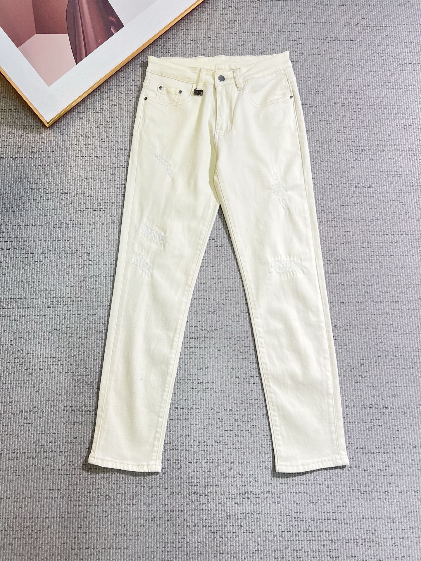 NO:838680,Burberry men's denim jeans, official album and poster outfit style!  High-grade imported denim raw color fabrics are supplied to customers, and the pure 13oz denim fabrics from Okayama, Japan are specially selected. Heavy-duty environmentally friendly plant enzyme washing process is used. The texture has a light retro color, which is quite beautiful and is very suitable for autumn and winter color matching. The fabric is soft and delicate after washing, but has strong bones and a slight stretch, providing an excellent comfortable experience. There is no damage from any technological elements throughout the body, retaining the purest tannin color!  The details throughout the body are perfect, exquisite and sophisticated. The latest leather label on the waist highlights the brand's characteristics. The hardware accessories, leather label and wiring all reflect the craftsmanship!  The silhouette is perfectly tailored and has excellent butt lift and slimming effect. It can be easily matched with any top in the wardrobe. It has wide compatibility and is suitable for various daily wear. The upper body is full of style. It is a must-have trousers for those who are obsessed with quality control and 1V!  Size 29-38 (not 35.37),,burberry,burberry,jeans,19860909Burberry 巴宝莉 男士丹宁牛仔裤,官宣画册海报穿搭款！ 客供高级进口的丹宁原色面料,特选日本冈山纯正13oz 盎司牛仔布料,重磅环保植物酵素水洗工艺,肌理有着淡淡的复古色彩,相当漂亮,极符合秋冬的配色,面料经过水洗后柔软细腻,但筋骨感极强,且略带弹力,提供了绝佳的舒适体验,通身无任何工艺元素破坏,保留了最纯粹的丹宁本色！通身细节完美如斯,精湛且考究,最新的腰部皮标彰显了品牌特质,五金配件、皮标、走线无不体现出匠心工艺！版型剪裁完美,提臀修身效果绝佳,可轻松横扫衣橱任何的上装搭配,兼容性广泛,满足于日常各种穿搭,上身型款十足,于品质控及1V迷控者必入型裤装！ 尺码29—38（没35.37）,,burberry,burberry,jeans,,Men's clothing