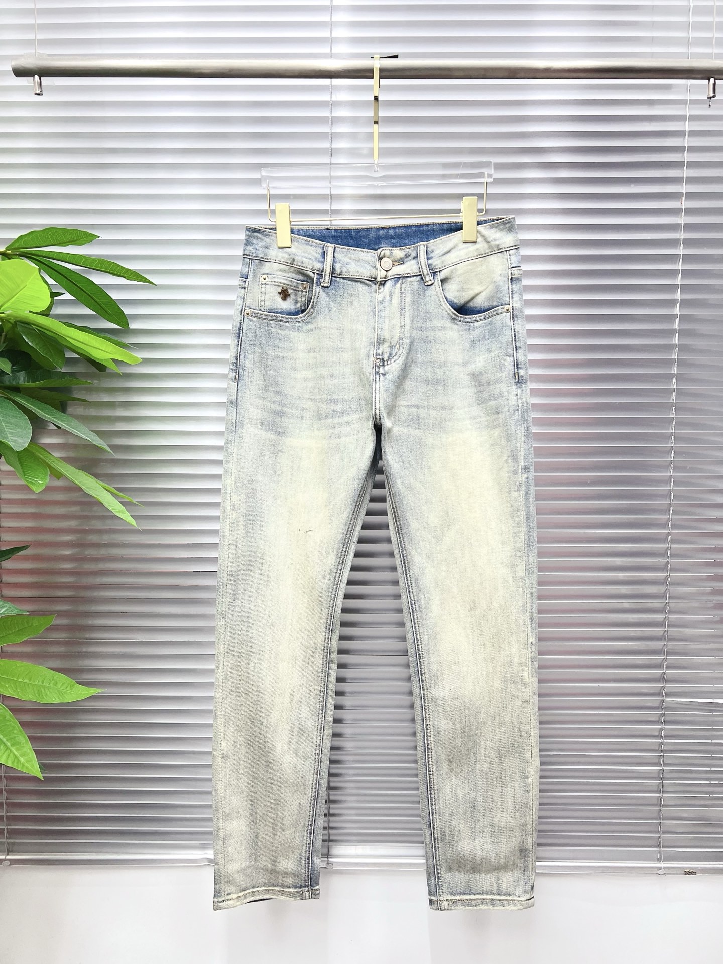 NO:843825,Dior men's denim jeans, official album and poster style!  High-grade imported denim raw color fabrics are supplied to customers, and the pure 13oz denim fabrics from Okayama, Japan are specially selected. Heavy-duty environmentally friendly plant enzyme washing process is used. The texture has a light retro color, which is quite beautiful and is very suitable for autumn and winter color matching. The fabric is soft and delicate after washing, but has strong bones and a slight stretch, providing an excellent comfortable experience. There is no damage from any technological elements throughout the body, retaining the purest tannin color!  The details throughout the body are perfect, exquisite and sophisticated. The latest leather label on the waist highlights the brand's characteristics. The hardware accessories, leather label and wiring all reflect the craftsmanship!  The silhouette is perfectly tailored and has excellent butt lift and slimming effect. It can be easily matched with any top in the wardrobe. It has wide compatibility and is suitable for various daily wear. The upper body is full of style. It is a must-have trousers for those who are obsessed with quality control and 1V!  Size 29-38 (not 35.37), dior, dior, jeans,19860909Dior 迪奥 男士丹宁牛仔裤,官宣画册海报穿搭款！ 客供高级进口的丹宁原色面料,特选日本冈山纯正13oz 盎司牛仔布料,重磅环保植物酵素水洗工艺,肌理有着淡淡的复古色彩,相当漂亮,极符合秋冬的配色,面料经过水洗后柔软细腻,但筋骨感极强,且略带弹力,提供了绝佳的舒适体验,通身无任何工艺元素破坏,保留了最纯粹的丹宁本色！通身细节完美如斯,精湛且考究,最新的腰部皮标彰显了品牌特质,五金配件、皮标、走线无不体现出匠心工艺！版型剪裁完美,提臀修身效果绝佳,可轻松横扫衣橱任何的上装搭配,兼容性广泛,满足于日常各种穿搭,上身型款十足,于品质控及1V迷控者必入型裤装！ 尺码29—38（没35.37）,,dior,dior,jeans,,Men's clothing