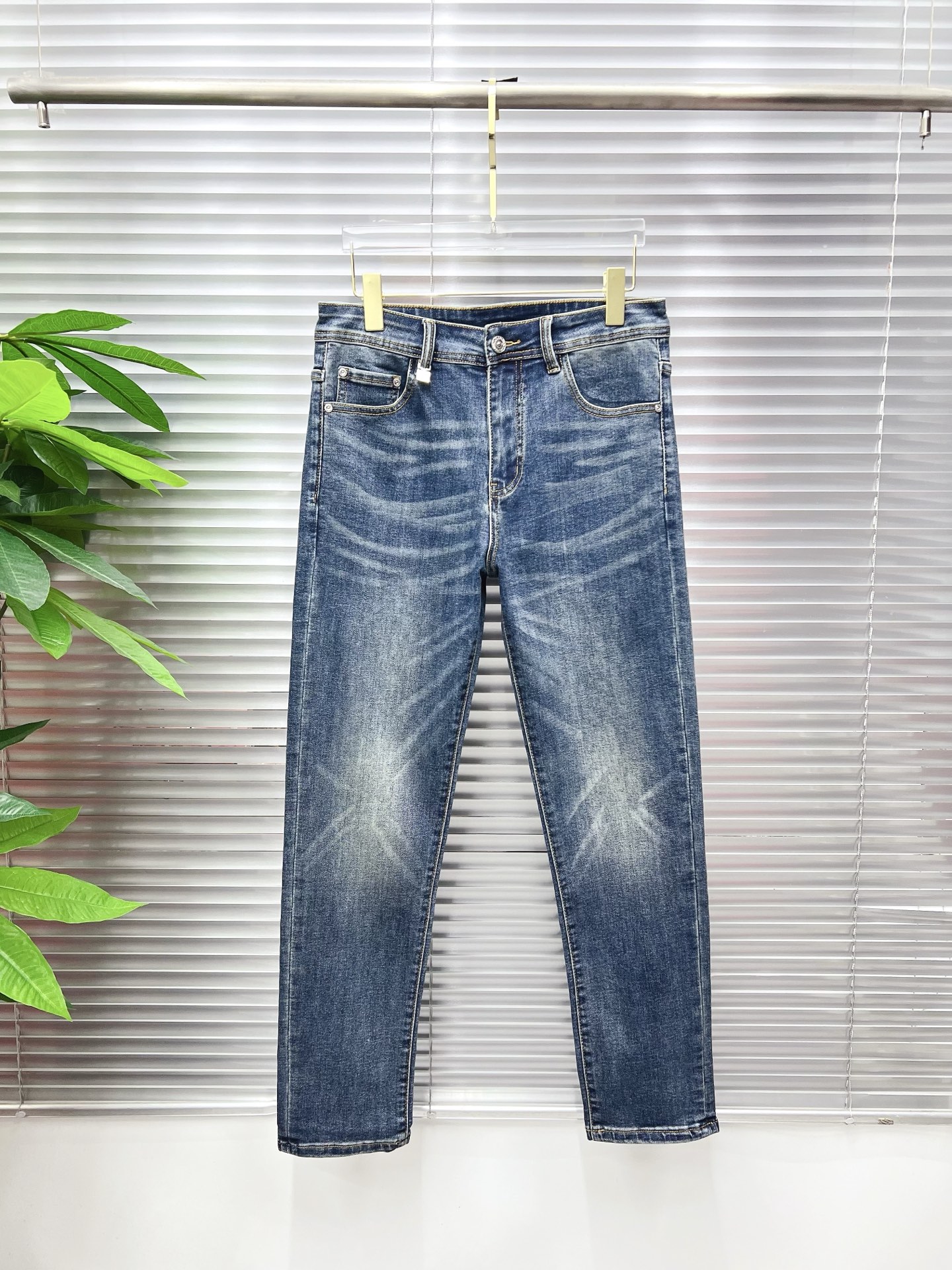 NO:843831,Hermès men's denim jeans, official album and poster outfit style!  High-grade imported denim raw color fabrics are supplied to customers, and the pure 13oz denim fabrics from Okayama, Japan are specially selected. Heavy-duty environmentally friendly plant enzyme washing process is used. The texture has a light retro color, which is quite beautiful and is very suitable for autumn and winter color matching. The fabric is soft and delicate after washing, but has strong bones and a slight stretch, providing an excellent comfortable experience. There is no damage from any technological elements throughout the body, retaining the purest tannin color!  The details throughout the body are perfect, exquisite and sophisticated. The latest leather label on the waist highlights the brand's characteristics. The hardware accessories, leather label and wiring all reflect the craftsmanship!  The silhouette is perfectly tailored and has excellent butt lift and slimming effect. It can be easily matched with any top in the wardrobe. It has wide compatibility and is suitable for various daily wear. The upper body is full of style. It is a must-have trousers for those who are obsessed with quality control and 1V!  Size 29-38 (not 35.37),,hermes,jeans,19860909爱马仕 男士丹宁牛仔裤,官宣画册海报穿搭款！ 客供高级进口的丹宁原色面料,特选日本冈山纯正13oz 盎司牛仔布料,重磅环保植物酵素水洗工艺,肌理有着淡淡的复古色彩,相当漂亮,极符合秋冬的配色,面料经过水洗后柔软细腻,但筋骨感极强,且略带弹力,提供了绝佳的舒适体验,通身无任何工艺元素破坏,保留了最纯粹的丹宁本色！通身细节完美如斯,精湛且考究,最新的腰部皮标彰显了品牌特质,五金配件、皮标、走线无不体现出匠心工艺！版型剪裁完美,提臀修身效果绝佳,可轻松横扫衣橱任何的上装搭配,兼容性广泛,满足于日常各种穿搭,上身型款十足,于品质控及1V迷控者必入型裤装！ 尺码29—38（没35.37）,,hermes,jeans,,Men's clothing