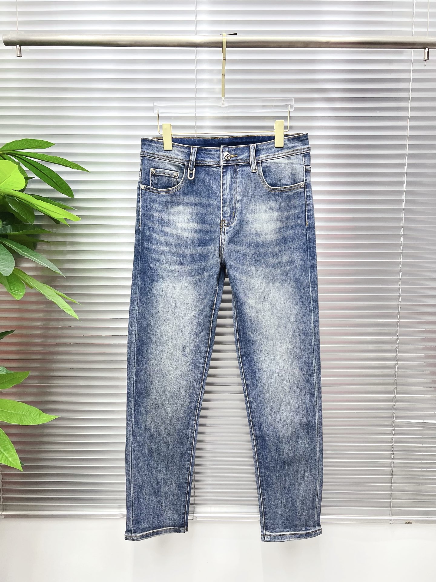 NO:843877,LV men's denim jeans, official album and poster outfit style!  High-grade imported denim raw color fabrics are supplied to customers, and the pure 13oz denim fabrics from Okayama, Japan are specially selected. Heavy-duty environmentally friendly plant enzyme washing process is used. The texture has a light retro color, which is quite beautiful and is very suitable for autumn and winter color matching. The fabric is soft and delicate after washing, but has strong bones and a slight stretch, providing an excellent comfortable experience. There is no damage from any technological elements throughout the body, retaining the purest tannin color!  The details throughout the body are perfect, exquisite and sophisticated. The latest leather label on the waist highlights the brand's characteristics. The hardware accessories, leather label and wiring all reflect the craftsmanship!  The silhouette is perfectly tailored and has excellent butt lift and slimming effect. It can be easily matched with any top in the wardrobe. It has wide compatibility and is suitable for various daily wear. The upper body is full of style. It is a must-have trousers for those who are obsessed with quality control and 1V!  Size 29-38 (not 35.37),,louis vuitton,jeans,19860909LV 男士丹宁牛仔裤,官宣画册海报穿搭款！ 客供高级进口的丹宁原色面料,特选日本冈山纯正13oz 盎司牛仔布料,重磅环保植物酵素水洗工艺,肌理有着淡淡的复古色彩,相当漂亮,极符合秋冬的配色,面料经过水洗后柔软细腻,但筋骨感极强,且略带弹力,提供了绝佳的舒适体验,通身无任何工艺元素破坏,保留了最纯粹的丹宁本色！通身细节完美如斯,精湛且考究,最新的腰部皮标彰显了品牌特质,五金配件、皮标、走线无不体现出匠心工艺！版型剪裁完美,提臀修身效果绝佳,可轻松横扫衣橱任何的上装搭配,兼容性广泛,满足于日常各种穿搭,上身型款十足,于品质控及1V迷控者必入型裤装！ 尺码29—38（没35.37）,,louis vuitton,jeans,,Men's clothing