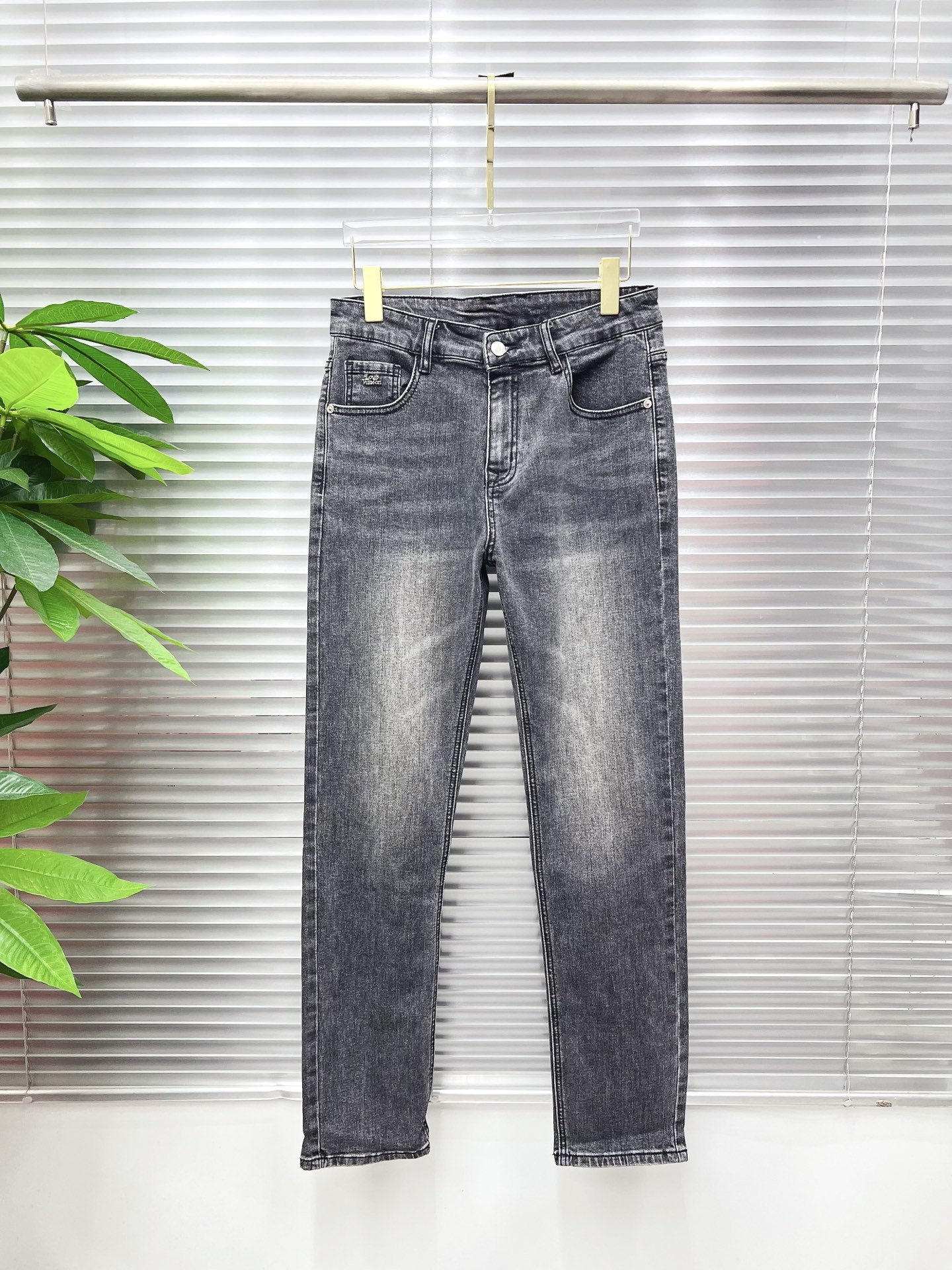 NO:843838,LV men's denim jeans, official album and poster outfit style!  High-grade imported denim raw color fabrics are supplied to customers, and the pure 13oz denim fabrics from Okayama, Japan are specially selected. Heavy-duty environmentally friendly plant enzyme washing process is used. The texture has a light retro color, which is quite beautiful and is very suitable for autumn and winter color matching. The fabric is soft and delicate after washing, but has strong bones and a slight stretch, providing an excellent comfortable experience. There is no damage from any technological elements throughout the body, retaining the purest tannin color!  The details throughout the body are perfect, exquisite and sophisticated. The latest leather label on the waist highlights the brand's characteristics. The hardware accessories, leather label and wiring all reflect the craftsmanship!  The silhouette is perfectly tailored and has excellent butt lift and slimming effect. It can be easily matched with any top in the wardrobe. It has wide compatibility and is suitable for various daily wear. The upper body is full of style. It is a must-have trousers for those who are obsessed with quality control and 1V!  Size 29-38 (not 35.37),,louis vuitton,jeans,19860909LV 男士丹宁牛仔裤,官宣画册海报穿搭款！ 客供高级进口的丹宁原色面料,特选日本冈山纯正13oz 盎司牛仔布料,重磅环保植物酵素水洗工艺,肌理有着淡淡的复古色彩,相当漂亮,极符合秋冬的配色,面料经过水洗后柔软细腻,但筋骨感极强,且略带弹力,提供了绝佳的舒适体验,通身无任何工艺元素破坏,保留了最纯粹的丹宁本色！通身细节完美如斯,精湛且考究,最新的腰部皮标彰显了品牌特质,五金配件、皮标、走线无不体现出匠心工艺！版型剪裁完美,提臀修身效果绝佳,可轻松横扫衣橱任何的上装搭配,兼容性广泛,满足于日常各种穿搭,上身型款十足,于品质控及1V迷控者必入型裤装！ 尺码29—38（没35.37）,,louis vuitton,jeans,,Men's clothing