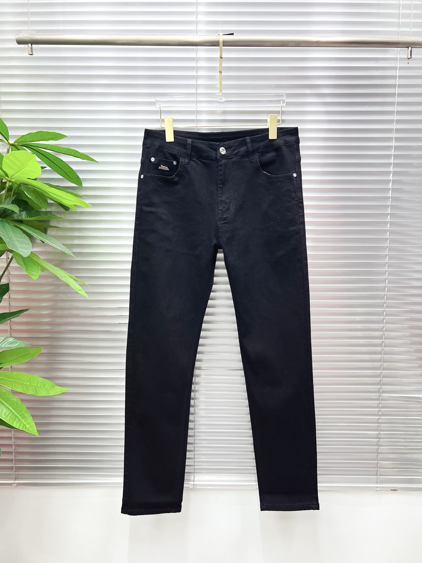 NO:843874,Ermenegildo Zegna men's denim jeans, official album and poster wear style!  High-grade imported denim raw color fabrics are supplied to customers, and the pure 13oz denim fabrics from Okayama, Japan are specially selected. Heavy-duty environmentally friendly plant enzyme washing process is used. The texture has a light retro color, which is quite beautiful and is very suitable for autumn and winter color matching. The fabric is soft and delicate after washing, but has strong bones and a slight stretch, providing an excellent comfortable experience. There is no damage from any technological elements throughout the body, retaining the purest tannin color!  The details throughout the body are perfect, exquisite and sophisticated. The latest leather label on the waist highlights the brand's characteristics. The hardware accessories, leather label and wiring all reflect the craftsmanship!  The silhouette is perfectly tailored and has excellent butt lift and slimming effect. It can be easily matched with any top in the wardrobe. It has wide compatibility and is suitable for various daily wear. The upper body is full of style. It is a must-have trousers for those who are obsessed with quality control and 1V!  Sizes 29-38 (not 35.37),,zegna,jeans,19860909杰尼亚 男士丹宁牛仔裤,官宣画册海报穿搭款！ 客供高级进口的丹宁原色面料,特选日本冈山纯正13oz 盎司牛仔布料,重磅环保植物酵素水洗工艺,肌理有着淡淡的复古色彩,相当漂亮,极符合秋冬的配色,面料经过水洗后柔软细腻,但筋骨感极强,且略带弹力,提供了绝佳的舒适体验,通身无任何工艺元素破坏,保留了最纯粹的丹宁本色！通身细节完美如斯,精湛且考究,最新的腰部皮标彰显了品牌特质,五金配件、皮标、走线无不体现出匠心工艺！版型剪裁完美,提臀修身效果绝佳,可轻松横扫衣橱任何的上装搭配,兼容性广泛,满足于日常各种穿搭,上身型款十足,于品质控及1V迷控者必入型裤装！ 尺码29—38（没35.37）,,zegna,jeans,,Men's clothing