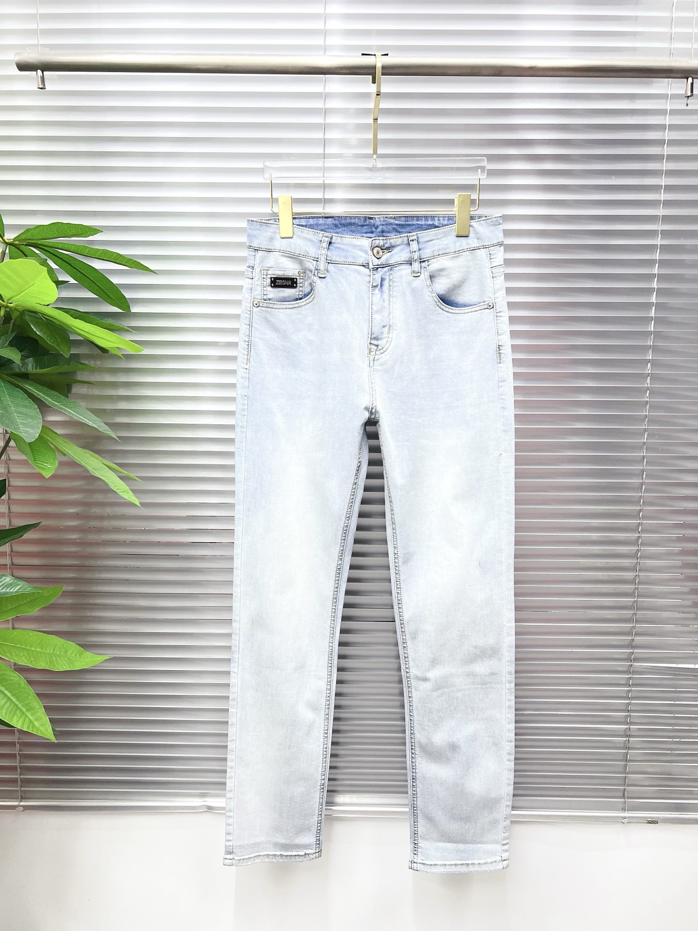 NO:843843,Ermenegildo Zegna men's denim jeans, official album and poster wear style!  High-grade imported denim raw color fabrics are supplied to customers, and the pure 13oz denim fabrics from Okayama, Japan are specially selected. Heavy-duty environmentally friendly plant enzyme washing process is used. The texture has a light retro color, which is quite beautiful and is very suitable for autumn and winter color matching. The fabric is soft and delicate after washing, but has strong bones and a slight stretch, providing an excellent comfortable experience. There is no damage from any technological elements throughout the body, retaining the purest tannin color!  The details throughout the body are perfect, exquisite and sophisticated. The latest leather label on the waist highlights the brand's characteristics. The hardware accessories, leather label and wiring all reflect the craftsmanship!  The silhouette is perfectly tailored and has excellent butt lift and slimming effect. It can be easily matched with any top in the wardrobe. It has wide compatibility and is suitable for various daily wear. The upper body is full of style. It is a must-have trousers for those who are obsessed with quality control and 1V!  Sizes 29-38 (not 35.37),,zegna,jeans,19860909杰尼亚 男士丹宁牛仔裤,官宣画册海报穿搭款！ 客供高级进口的丹宁原色面料,特选日本冈山纯正13oz 盎司牛仔布料,重磅环保植物酵素水洗工艺,肌理有着淡淡的复古色彩,相当漂亮,极符合秋冬的配色,面料经过水洗后柔软细腻,但筋骨感极强,且略带弹力,提供了绝佳的舒适体验,通身无任何工艺元素破坏,保留了最纯粹的丹宁本色！通身细节完美如斯,精湛且考究,最新的腰部皮标彰显了品牌特质,五金配件、皮标、走线无不体现出匠心工艺！版型剪裁完美,提臀修身效果绝佳,可轻松横扫衣橱任何的上装搭配,兼容性广泛,满足于日常各种穿搭,上身型款十足,于品质控及1V迷控者必入型裤装！ 尺码29—38（没35.37）,,zegna,jeans,,Men's clothing