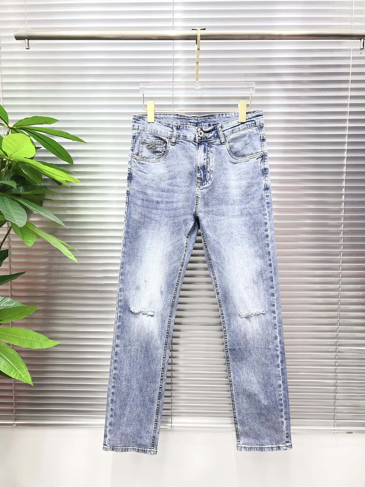 NO:843848,Ferragamo men's denim jeans, official album and poster outfit style!  High-grade imported denim raw color fabrics are supplied to customers, and the pure 13oz denim fabrics from Okayama, Japan are specially selected. Heavy-duty environmentally friendly plant enzyme washing process is used. The texture has a light retro color, which is quite beautiful and is very suitable for autumn and winter color matching. The fabric is soft and delicate after washing, but has strong bones and a slight stretch, providing an excellent comfortable experience. There is no damage from any technological elements throughout the body, retaining the purest tannin color!  The details throughout the body are perfect, exquisite and sophisticated. The latest leather label on the waist highlights the brand's characteristics. The hardware accessories, leather label and wiring all reflect the craftsmanship!  The silhouette is perfectly tailored and has excellent butt lift and slimming effect. It can be easily matched with any top in the wardrobe. It has wide compatibility and is suitable for various daily wear. The upper body is full of style. It is a must-have trousers for those who are obsessed with quality control and 1V!  Sizes 29-38 (not 35.37),,ferragamo,jeans,19860909菲拉格慕 男士丹宁牛仔裤,官宣画册海报穿搭款！ 客供高级进口的丹宁原色面料,特选日本冈山纯正13oz 盎司牛仔布料,重磅环保植物酵素水洗工艺,肌理有着淡淡的复古色彩,相当漂亮,极符合秋冬的配色,面料经过水洗后柔软细腻,但筋骨感极强,且略带弹力,提供了绝佳的舒适体验,通身无任何工艺元素破坏,保留了最纯粹的丹宁本色！通身细节完美如斯,精湛且考究,最新的腰部皮标彰显了品牌特质,五金配件、皮标、走线无不体现出匠心工艺！版型剪裁完美,提臀修身效果绝佳,可轻松横扫衣橱任何的上装搭配,兼容性广泛,满足于日常各种穿搭,上身型款十足,于品质控及1V迷控者必入型裤装！ 尺码29—38（没35.37）,,ferragamo,jeans,,Men's clothing