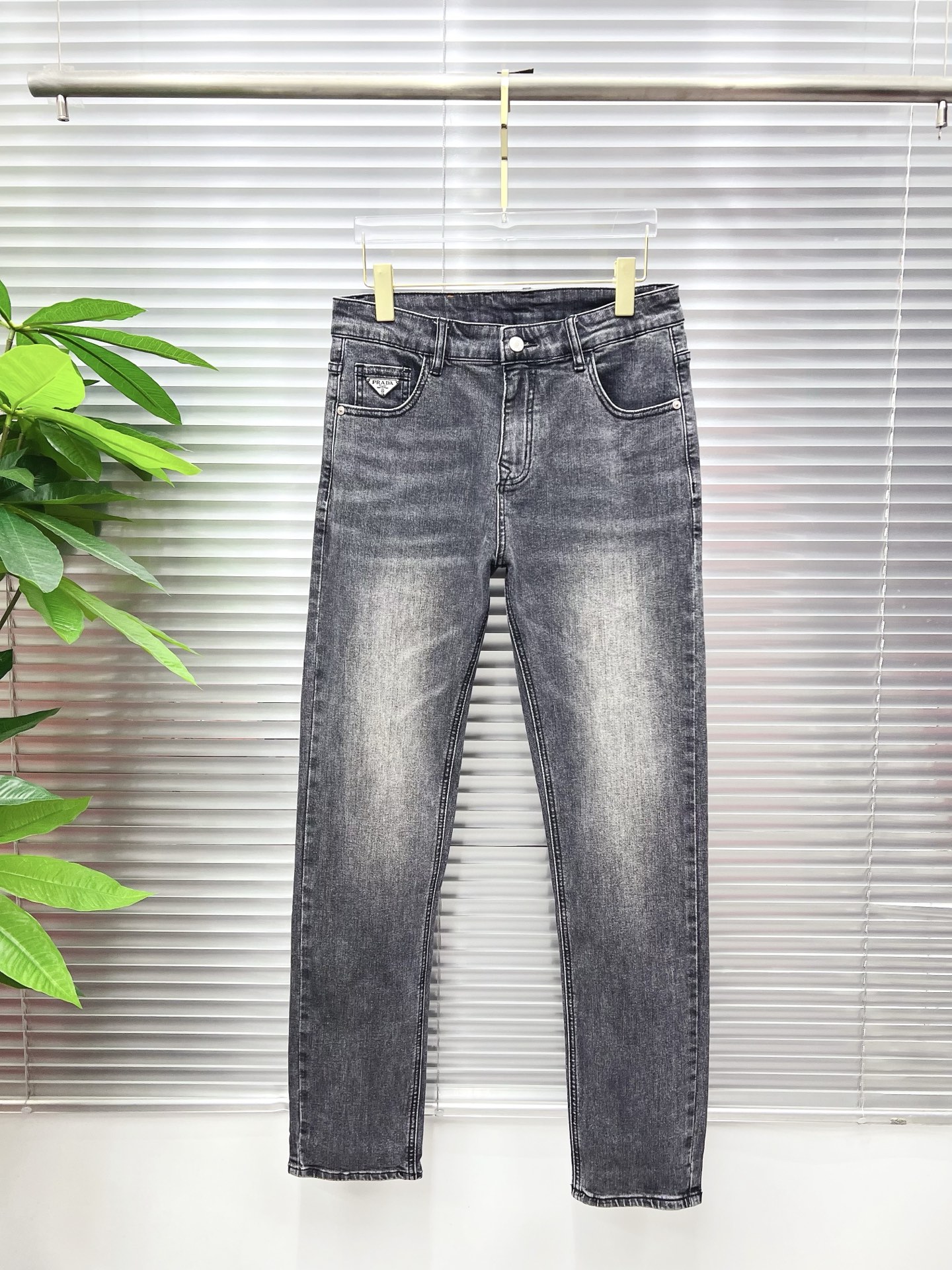NO:843854,PRADA Men's denim jeans, official album and poster outfit!  High-grade imported denim raw color fabrics are supplied to customers, and the pure 13oz denim fabrics from Okayama, Japan are specially selected. Heavy-duty environmentally friendly plant enzyme washing process is used. The texture has a light retro color, which is quite beautiful and is very suitable for autumn and winter color matching. The fabric is soft and delicate after washing, but has strong bones and a slight stretch, providing an excellent comfortable experience. There is no damage from any technological elements throughout the body, retaining the purest tannin color!  The details throughout the body are perfect, exquisite and sophisticated. The latest leather label on the waist highlights the brand's characteristics. The hardware accessories, leather label and wiring all reflect the craftsmanship!  The silhouette is perfectly tailored and has excellent butt lift and slimming effect. It can be easily matched with any top in the wardrobe. It has wide compatibility and is suitable for various daily wear. The upper body is full of style. It is a must-have trousers for those who are obsessed with quality control and 1V!  Size 29-38 (not 35.37),, prada, prada, jeans,19860909PRADA 普拉达 男士丹宁牛仔裤,官宣画册海报穿搭款！ 客供高级进口的丹宁原色面料,特选日本冈山纯正13oz 盎司牛仔布料,重磅环保植物酵素水洗工艺,肌理有着淡淡的复古色彩,相当漂亮,极符合秋冬的配色,面料经过水洗后柔软细腻,但筋骨感极强,且略带弹力,提供了绝佳的舒适体验,通身无任何工艺元素破坏,保留了最纯粹的丹宁本色！通身细节完美如斯,精湛且考究,最新的腰部皮标彰显了品牌特质,五金配件、皮标、走线无不体现出匠心工艺！版型剪裁完美,提臀修身效果绝佳,可轻松横扫衣橱任何的上装搭配,兼容性广泛,满足于日常各种穿搭,上身型款十足,于品质控及1V迷控者必入型裤装！ 尺码29—38（没35.37）,,prada,prada,jeans,,Men's clothing