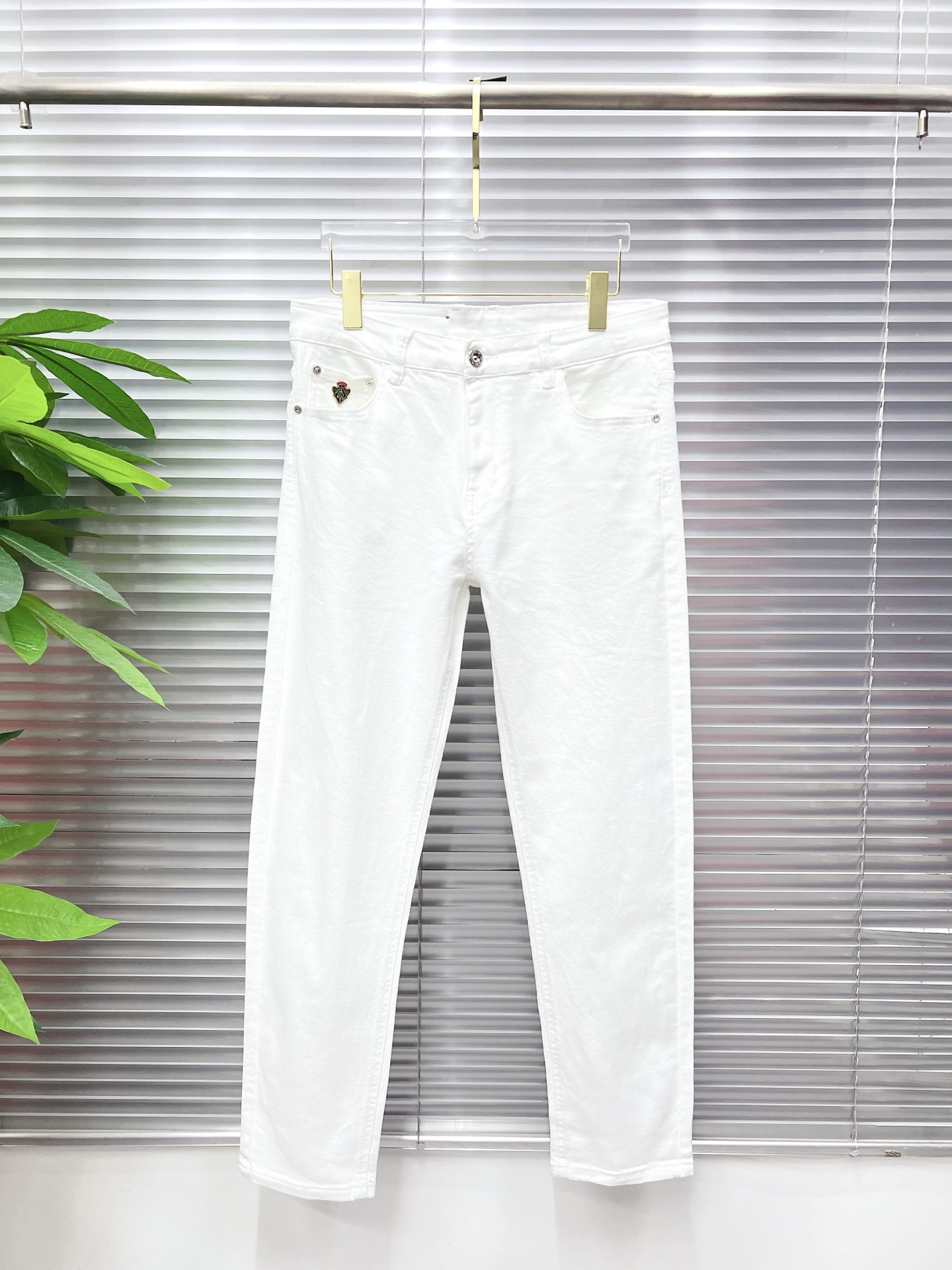 NO:843859,GUCCI men's denim jeans, official album and poster outfit style!  High-grade imported denim raw color fabrics are supplied to customers, and the pure 13oz denim fabrics from Okayama, Japan are specially selected. Heavy-duty environmentally friendly plant enzyme washing process is used. The texture has a light retro color, which is quite beautiful and is very suitable for autumn and winter color matching. The fabric is soft and delicate after washing, but has strong bones and a slight stretch, providing an excellent comfortable experience. There is no damage from any technological elements throughout the body, retaining the purest tannin color!  The details throughout the body are perfect, exquisite and sophisticated. The latest leather label on the waist highlights the brand's characteristics. The hardware accessories, leather label and wiring all reflect the craftsmanship!  The silhouette is perfectly tailored and has excellent butt lift and slimming effect. It can be easily matched with any top in the wardrobe. It has wide compatibility and is suitable for various daily wear. The upper body is full of style. It is a must-have trousers for those who are obsessed with quality control and 1V!  Size 29-38 (not 35.37),,gucci,jeans,19860909GUCCI 古奇 男士丹宁牛仔裤,官宣画册海报穿搭款！ 客供高级进口的丹宁原色面料,特选日本冈山纯正13oz 盎司牛仔布料,重磅环保植物酵素水洗工艺,肌理有着淡淡的复古色彩,相当漂亮,极符合秋冬的配色,面料经过水洗后柔软细腻,但筋骨感极强,且略带弹力,提供了绝佳的舒适体验,通身无任何工艺元素破坏,保留了最纯粹的丹宁本色！通身细节完美如斯,精湛且考究,最新的腰部皮标彰显了品牌特质,五金配件、皮标、走线无不体现出匠心工艺！版型剪裁完美,提臀修身效果绝佳,可轻松横扫衣橱任何的上装搭配,兼容性广泛,满足于日常各种穿搭,上身型款十足,于品质控及1V迷控者必入型裤装！ 尺码29—38（没35.37）,,gucci,jeans,,Men's clothing