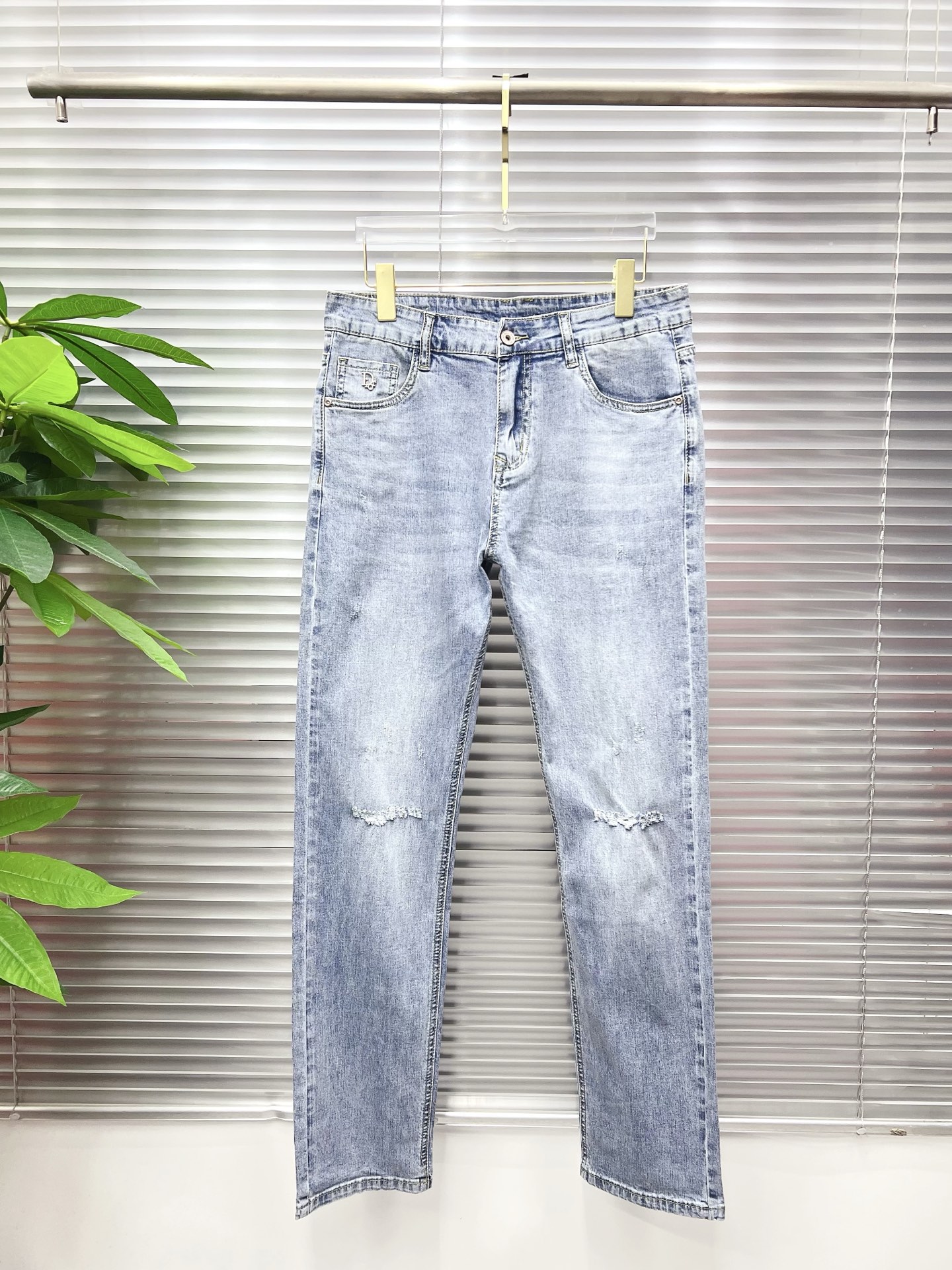 NO:843864,Dior men's denim jeans, official album and poster style!  High-grade imported denim raw color fabrics are supplied to customers, and the pure 13oz denim fabrics from Okayama, Japan are specially selected. Heavy-duty environmentally friendly plant enzyme washing process is used. The texture has a light retro color, which is quite beautiful and is very suitable for autumn and winter color matching. The fabric is soft and delicate after washing, but has strong bones and a slight stretch, providing an excellent comfortable experience. There is no damage from any technological elements throughout the body, retaining the purest tannin color!  The details throughout the body are perfect, exquisite and sophisticated. The latest leather label on the waist highlights the brand's characteristics. The hardware accessories, leather label and wiring all reflect the craftsmanship!  The silhouette is perfectly tailored and has excellent butt lift and slimming effect. It can be easily matched with any top in the wardrobe. It has wide compatibility and is suitable for various daily wear. The upper body is full of style. It is a must-have trousers for those who are obsessed with quality control and 1V!  Size 29-38 (not 35.37), dior, dior, jeans,19860909Dior 迪奥 男士丹宁牛仔裤,官宣画册海报穿搭款！ 客供高级进口的丹宁原色面料,特选日本冈山纯正13oz 盎司牛仔布料,重磅环保植物酵素水洗工艺,肌理有着淡淡的复古色彩,相当漂亮,极符合秋冬的配色,面料经过水洗后柔软细腻,但筋骨感极强,且略带弹力,提供了绝佳的舒适体验,通身无任何工艺元素破坏,保留了最纯粹的丹宁本色！通身细节完美如斯,精湛且考究,最新的腰部皮标彰显了品牌特质,五金配件、皮标、走线无不体现出匠心工艺！版型剪裁完美,提臀修身效果绝佳,可轻松横扫衣橱任何的上装搭配,兼容性广泛,满足于日常各种穿搭,上身型款十足,于品质控及1V迷控者必入型裤装！ 尺码29—38（没35.37）,,dior,dior,jeans,,Men's clothing