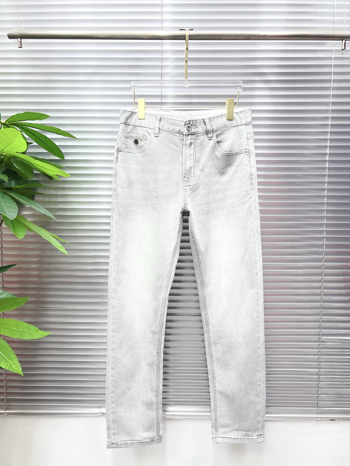 NO:843869,LP men's denim jeans, official album and poster outfit!  High-grade imported denim raw color fabrics are supplied to customers, and the pure 13oz denim fabrics from Okayama, Japan are specially selected. Heavy-duty environmentally friendly plant enzyme washing process is used. The texture has a light retro color, which is quite beautiful and is very suitable for autumn and winter color matching. The fabric is soft and delicate after washing, but has strong bones and a slight stretch, providing an excellent comfortable experience. There is no damage from any technological elements throughout the body, retaining the purest tannin color!  The details throughout the body are perfect, exquisite and sophisticated. The latest leather label on the waist highlights the brand's characteristics. The hardware accessories, leather label and wiring all reflect the craftsmanship!  The silhouette is perfectly tailored and has excellent butt lift and slimming effect. It can be easily matched with any top in the wardrobe. It has wide compatibility and is suitable for various daily wear. The upper body is full of style. It is a must-have trousers for those who are obsessed with quality control and 1V!  Size 29-38 (not 35.37),,loro piana,jeans,19860909LP 男士丹宁牛仔裤,官宣画册海报穿搭款！ 客供高级进口的丹宁原色面料,特选日本冈山纯正13oz 盎司牛仔布料,重磅环保植物酵素水洗工艺,肌理有着淡淡的复古色彩,相当漂亮,极符合秋冬的配色,面料经过水洗后柔软细腻,但筋骨感极强,且略带弹力,提供了绝佳的舒适体验,通身无任何工艺元素破坏,保留了最纯粹的丹宁本色！通身细节完美如斯,精湛且考究,最新的腰部皮标彰显了品牌特质,五金配件、皮标、走线无不体现出匠心工艺！版型剪裁完美,提臀修身效果绝佳,可轻松横扫衣橱任何的上装搭配,兼容性广泛,满足于日常各种穿搭,上身型款十足,于品质控及1V迷控者必入型裤装！ 尺码29—38（没35.37）,,loro piana,jeans,,Men's clothing