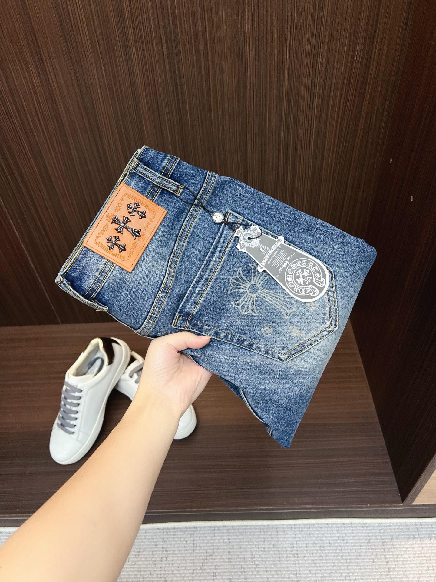 NO:835660,Croxin men's denim jeans, official album and poster wear style!  High-grade imported denim raw color fabrics are supplied to customers, and the pure 13oz denim fabrics from Okayama, Japan are specially selected. Heavy-duty environmentally friendly plant enzyme washing process is used. The texture has a light retro color, which is quite beautiful and is very suitable for autumn and winter color matching. The fabric is soft and delicate after washing, but has strong bones and a slight stretch, providing an excellent comfortable experience. There is no damage from any technological elements throughout the body, retaining the purest tannin color!  The details throughout the body are perfect, exquisite and sophisticated. The latest leather label on the waist highlights the brand's characteristics. The hardware accessories, leather label and wiring all reflect the craftsmanship!  The silhouette is perfectly tailored and has excellent butt lift and slimming effect. It can be easily matched with any top in the wardrobe. It has wide compatibility and is suitable for various daily wear. The upper body is full of style. It is a must-have trousers for those who are obsessed with quality control and 1V!  Sizes 29-38 (not 35.37),,chrome hearts,jeans,19860909克罗心 男士丹宁牛仔裤,官宣画册海报穿搭款！ 客供高级进口的丹宁原色面料,特选日本冈山纯正13oz 盎司牛仔布料,重磅环保植物酵素水洗工艺,肌理有着淡淡的复古色彩,相当漂亮,极符合秋冬的配色,面料经过水洗后柔软细腻,但筋骨感极强,且略带弹力,提供了绝佳的舒适体验,通身无任何工艺元素破坏,保留了最纯粹的丹宁本色！通身细节完美如斯,精湛且考究,最新的腰部皮标彰显了品牌特质,五金配件、皮标、走线无不体现出匠心工艺！版型剪裁完美,提臀修身效果绝佳,可轻松横扫衣橱任何的上装搭配,兼容性广泛,满足于日常各种穿搭,上身型款十足,于品质控及1V迷控者必入型裤装！ 尺码29—38（没35.37）,,chrome hearts,jeans,,Men's clothing