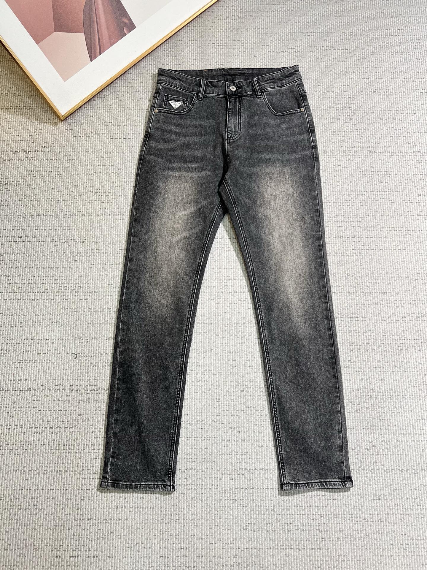 NO:846564,PRADA Men's denim jeans, official album and poster outfit!  High-grade imported denim raw color fabrics are supplied to customers, and the pure 13oz denim fabrics from Okayama, Japan are specially selected. Heavy-duty environmentally friendly plant enzyme washing process is used. The texture has a light retro color, which is quite beautiful and is very suitable for autumn and winter color matching. The fabric is soft and delicate after washing, but has strong bones and a slight stretch, providing an excellent comfortable experience. There is no damage from any technological elements throughout the body, retaining the purest tannin color!  The details throughout the body are perfect, exquisite and sophisticated. The latest leather label on the waist highlights the brand's characteristics. The hardware accessories, leather label and wiring all reflect the craftsmanship!  The silhouette is perfectly tailored and has excellent butt lift and slimming effect. It can be easily matched with any top in the wardrobe. It has wide compatibility and is suitable for various daily wear. The upper body is full of style. It is a must-have trousers for those who are obsessed with quality control and 1V!  Size 29-38 (not 35.37),, prada, prada, jeans,19860909PRADA 普拉达 男士丹宁牛仔裤,官宣画册海报穿搭款！ 客供高级进口的丹宁原色面料,特选日本冈山纯正13oz 盎司牛仔布料,重磅环保植物酵素水洗工艺,肌理有着淡淡的复古色彩,相当漂亮,极符合秋冬的配色,面料经过水洗后柔软细腻,但筋骨感极强,且略带弹力,提供了绝佳的舒适体验,通身无任何工艺元素破坏,保留了最纯粹的丹宁本色！通身细节完美如斯,精湛且考究,最新的腰部皮标彰显了品牌特质,五金配件、皮标、走线无不体现出匠心工艺！版型剪裁完美,提臀修身效果绝佳,可轻松横扫衣橱任何的上装搭配,兼容性广泛,满足于日常各种穿搭,上身型款十足,于品质控及1V迷控者必入型裤装！ 尺码29—38（没35.37）,,prada,prada,jeans,,Men's clothing