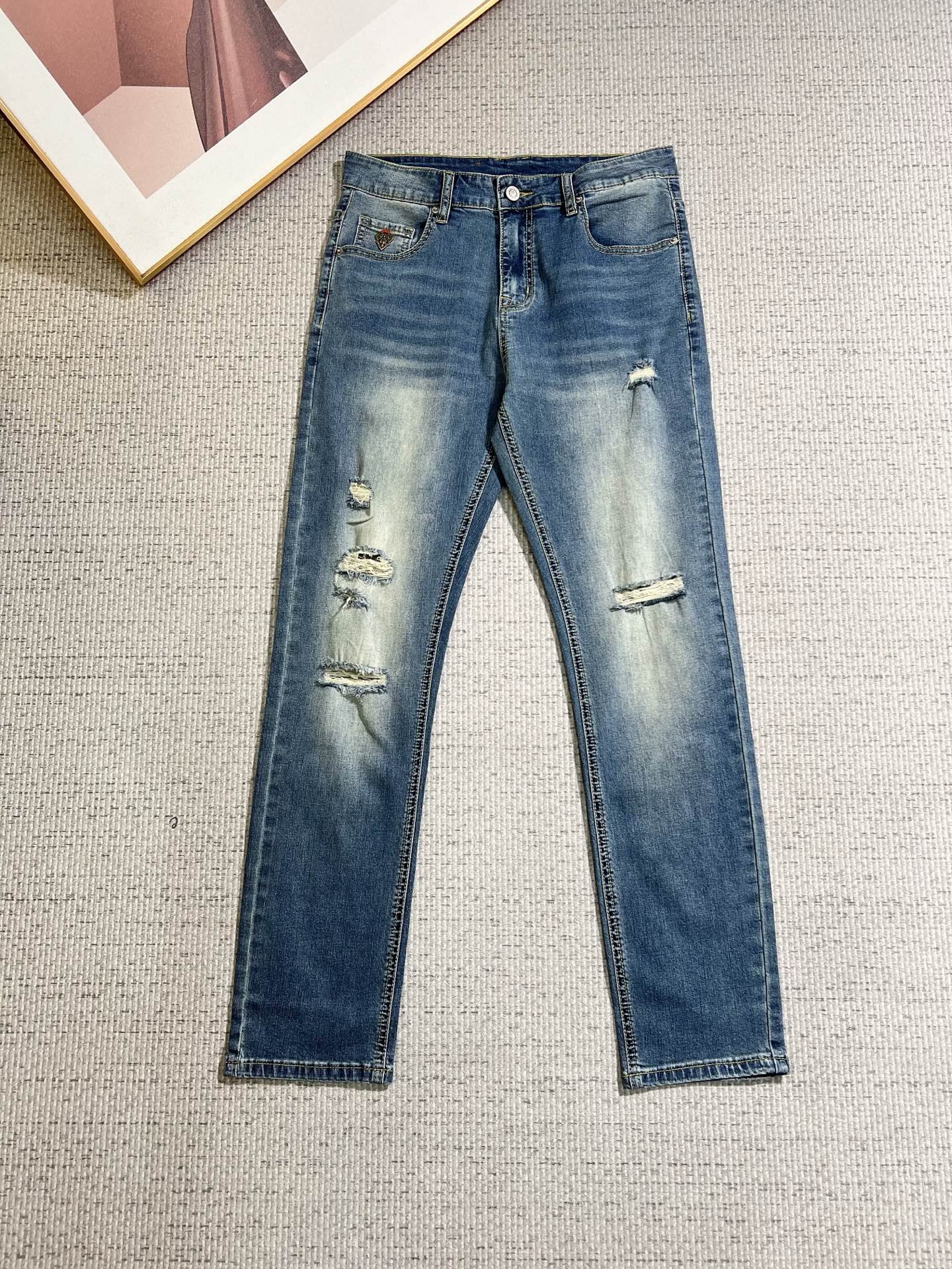 NO:846559,GUCCI men's denim jeans, official album and poster outfit style!  High-grade imported denim raw color fabrics are supplied to customers, and the pure 13oz denim fabrics from Okayama, Japan are specially selected. Heavy-duty environmentally friendly plant enzyme washing process is used. The texture has a light retro color, which is quite beautiful and is very suitable for autumn and winter color matching. The fabric is soft and delicate after washing, but has strong bones and a slight stretch, providing an excellent comfortable experience. There is no damage from any technological elements throughout the body, retaining the purest tannin color!  The details throughout the body are perfect, exquisite and sophisticated. The latest leather label on the waist highlights the brand's characteristics. The hardware accessories, leather label and wiring all reflect the craftsmanship!  The silhouette is perfectly tailored and has excellent butt lift and slimming effect. It can be easily matched with any top in the wardrobe. It has wide compatibility and is suitable for various daily wear. The upper body is full of style. It is a must-have trousers for those who are obsessed with quality control and 1V!  Size 29-38 (not 35.37),,gucci,jeans,19860909GUCCI 古奇 男士丹宁牛仔裤,官宣画册海报穿搭款！ 客供高级进口的丹宁原色面料,特选日本冈山纯正13oz 盎司牛仔布料,重磅环保植物酵素水洗工艺,肌理有着淡淡的复古色彩,相当漂亮,极符合秋冬的配色,面料经过水洗后柔软细腻,但筋骨感极强,且略带弹力,提供了绝佳的舒适体验,通身无任何工艺元素破坏,保留了最纯粹的丹宁本色！通身细节完美如斯,精湛且考究,最新的腰部皮标彰显了品牌特质,五金配件、皮标、走线无不体现出匠心工艺！版型剪裁完美,提臀修身效果绝佳,可轻松横扫衣橱任何的上装搭配,兼容性广泛,满足于日常各种穿搭,上身型款十足,于品质控及1V迷控者必入型裤装！ 尺码29—38（没35.37）,,gucci,jeans,,Men's clothing