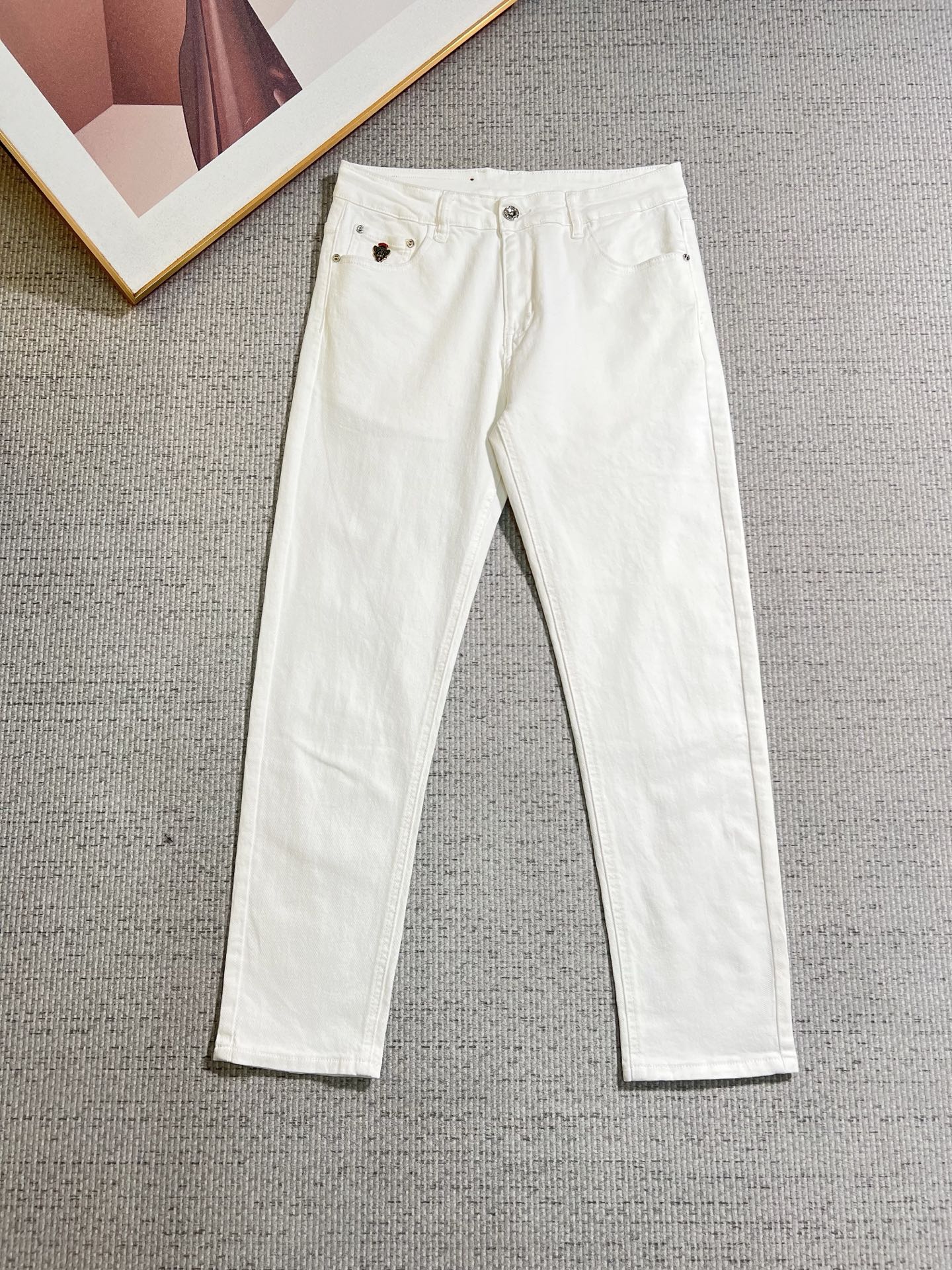 NO:846566,GUCCI men's denim jeans, official album and poster outfit style!  High-grade imported denim raw color fabrics are supplied to customers, and the pure 13oz denim fabrics from Okayama, Japan are specially selected. Heavy-duty environmentally friendly plant enzyme washing process is used. The texture has a light retro color, which is quite beautiful and is very suitable for autumn and winter color matching. The fabric is soft and delicate after washing, but has strong bones and a slight stretch, providing an excellent comfortable experience. There is no damage from any technological elements throughout the body, retaining the purest tannin color!  The details throughout the body are perfect, exquisite and sophisticated. The latest leather label on the waist highlights the brand's characteristics. The hardware accessories, leather label and wiring all reflect the craftsmanship!  The silhouette is perfectly tailored and has excellent butt lift and slimming effect. It can be easily matched with any top in the wardrobe. It has wide compatibility and is suitable for various daily wear. The upper body is full of style. It is a must-have trousers for those who are obsessed with quality control and 1V!  Size 29-38 (not 35.37),,gucci,jeans,19860909GUCCI 古奇 男士丹宁牛仔裤,官宣画册海报穿搭款！ 客供高级进口的丹宁原色面料,特选日本冈山纯正13oz 盎司牛仔布料,重磅环保植物酵素水洗工艺,肌理有着淡淡的复古色彩,相当漂亮,极符合秋冬的配色,面料经过水洗后柔软细腻,但筋骨感极强,且略带弹力,提供了绝佳的舒适体验,通身无任何工艺元素破坏,保留了最纯粹的丹宁本色！通身细节完美如斯,精湛且考究,最新的腰部皮标彰显了品牌特质,五金配件、皮标、走线无不体现出匠心工艺！版型剪裁完美,提臀修身效果绝佳,可轻松横扫衣橱任何的上装搭配,兼容性广泛,满足于日常各种穿搭,上身型款十足,于品质控及1V迷控者必入型裤装！ 尺码29—38（没35.37）,,gucci,jeans,,Men's clothing