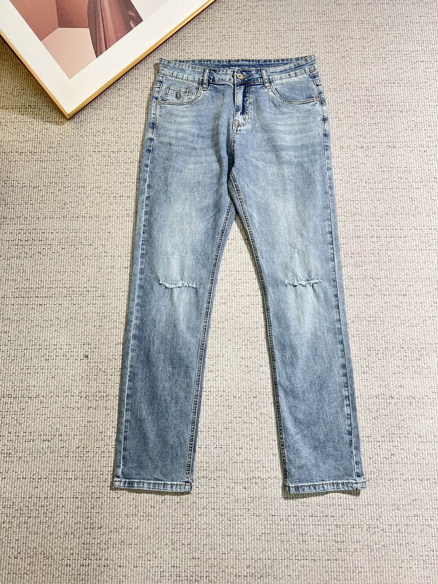 NO:846565,Dior men's denim jeans, official album and poster style!  High-grade imported denim raw color fabrics are supplied to customers, and the pure 13oz denim fabrics from Okayama, Japan are specially selected. Heavy-duty environmentally friendly plant enzyme washing process is used. The texture has a light retro color, which is quite beautiful and is very suitable for autumn and winter color matching. The fabric is soft and delicate after washing, but has strong bones and a slight stretch, providing an excellent comfortable experience. There is no damage from any technological elements throughout the body, retaining the purest tannin color!  The details throughout the body are perfect, exquisite and sophisticated. The latest leather label on the waist highlights the brand's characteristics. The hardware accessories, leather label and wiring all reflect the craftsmanship!  The silhouette is perfectly tailored and has excellent butt lift and slimming effect. It can be easily matched with any top in the wardrobe. It has wide compatibility and is suitable for various daily wear. The upper body is full of style. It is a must-have trousers for those who are obsessed with quality control and 1V!  Size 29-38 (not 35.37), dior, dior, jeans,19860909Dior 迪奥 男士丹宁牛仔裤,官宣画册海报穿搭款！ 客供高级进口的丹宁原色面料,特选日本冈山纯正13oz 盎司牛仔布料,重磅环保植物酵素水洗工艺,肌理有着淡淡的复古色彩,相当漂亮,极符合秋冬的配色,面料经过水洗后柔软细腻,但筋骨感极强,且略带弹力,提供了绝佳的舒适体验,通身无任何工艺元素破坏,保留了最纯粹的丹宁本色！通身细节完美如斯,精湛且考究,最新的腰部皮标彰显了品牌特质,五金配件、皮标、走线无不体现出匠心工艺！版型剪裁完美,提臀修身效果绝佳,可轻松横扫衣橱任何的上装搭配,兼容性广泛,满足于日常各种穿搭,上身型款十足,于品质控及1V迷控者必入型裤装！ 尺码29—38（没35.37）,,dior,dior,jeans,,Men's clothing