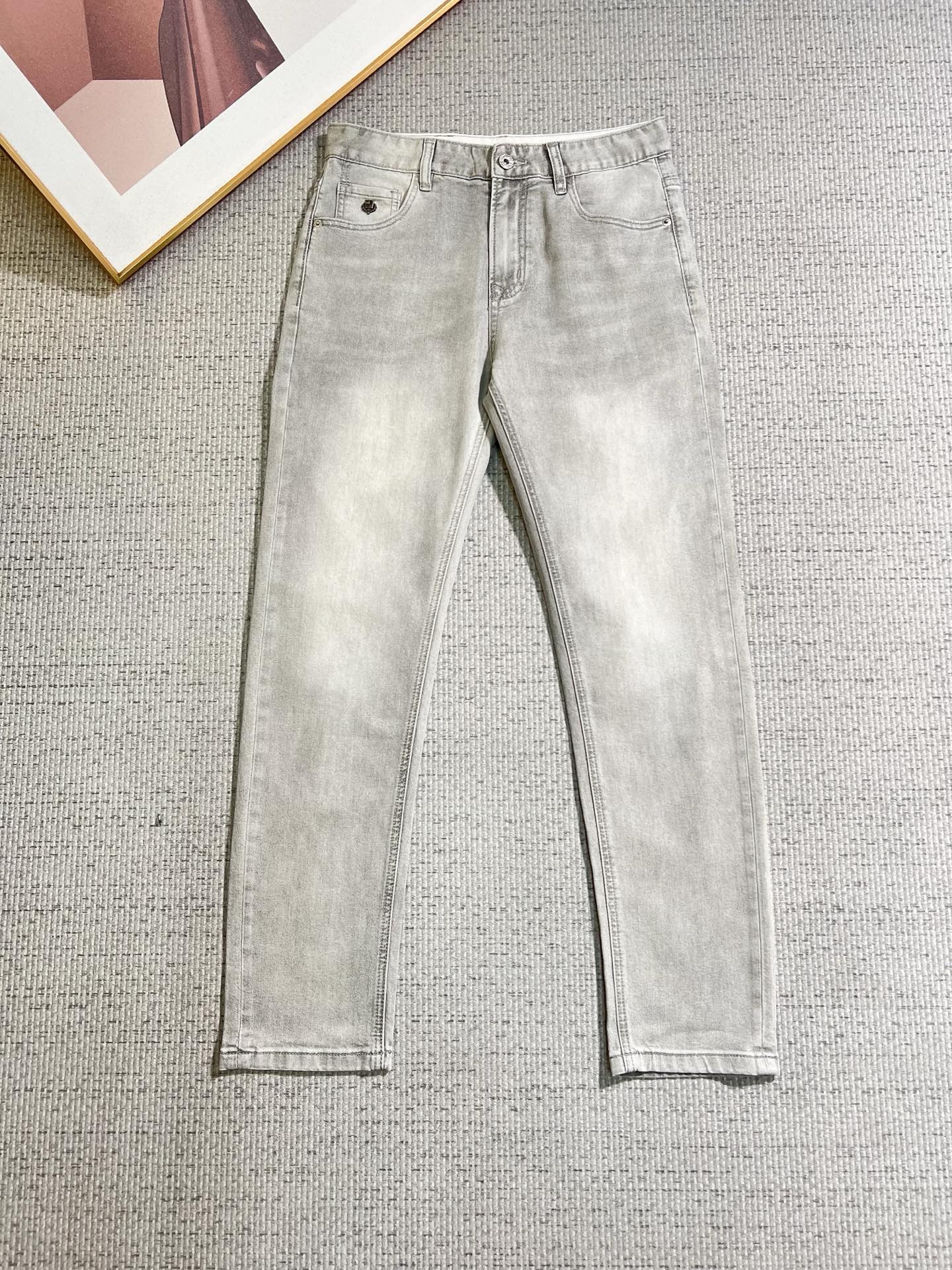 NO:846541,LP men's denim jeans, official album and poster outfit!  High-grade imported denim raw color fabrics are supplied to customers, and the pure 13oz denim fabrics from Okayama, Japan are specially selected. Heavy-duty environmentally friendly plant enzyme washing process is used. The texture has a light retro color, which is quite beautiful and is very suitable for autumn and winter color matching. The fabric is soft and delicate after washing, but has strong bones and a slight stretch, providing an excellent comfortable experience. There is no damage from any technological elements throughout the body, retaining the purest tannin color!  The details throughout the body are perfect, exquisite and sophisticated. The latest leather label on the waist highlights the brand's characteristics. The hardware accessories, leather label and wiring all reflect the craftsmanship!  The silhouette is perfectly tailored and has excellent butt lift and slimming effect. It can be easily matched with any top in the wardrobe. It has wide compatibility and is suitable for various daily wear. The upper body is full of style. It is a must-have trousers for those who are obsessed with quality control and 1V!  Size 29-38 (not 35.37),,loro piana,jeans,19860909LP 男士丹宁牛仔裤,官宣画册海报穿搭款！ 客供高级进口的丹宁原色面料,特选日本冈山纯正13oz 盎司牛仔布料,重磅环保植物酵素水洗工艺,肌理有着淡淡的复古色彩,相当漂亮,极符合秋冬的配色,面料经过水洗后柔软细腻,但筋骨感极强,且略带弹力,提供了绝佳的舒适体验,通身无任何工艺元素破坏,保留了最纯粹的丹宁本色！通身细节完美如斯,精湛且考究,最新的腰部皮标彰显了品牌特质,五金配件、皮标、走线无不体现出匠心工艺！版型剪裁完美,提臀修身效果绝佳,可轻松横扫衣橱任何的上装搭配,兼容性广泛,满足于日常各种穿搭,上身型款十足,于品质控及1V迷控者必入型裤装！ 尺码29—38（没35.37）,,loro piana,jeans,,Men's clothing