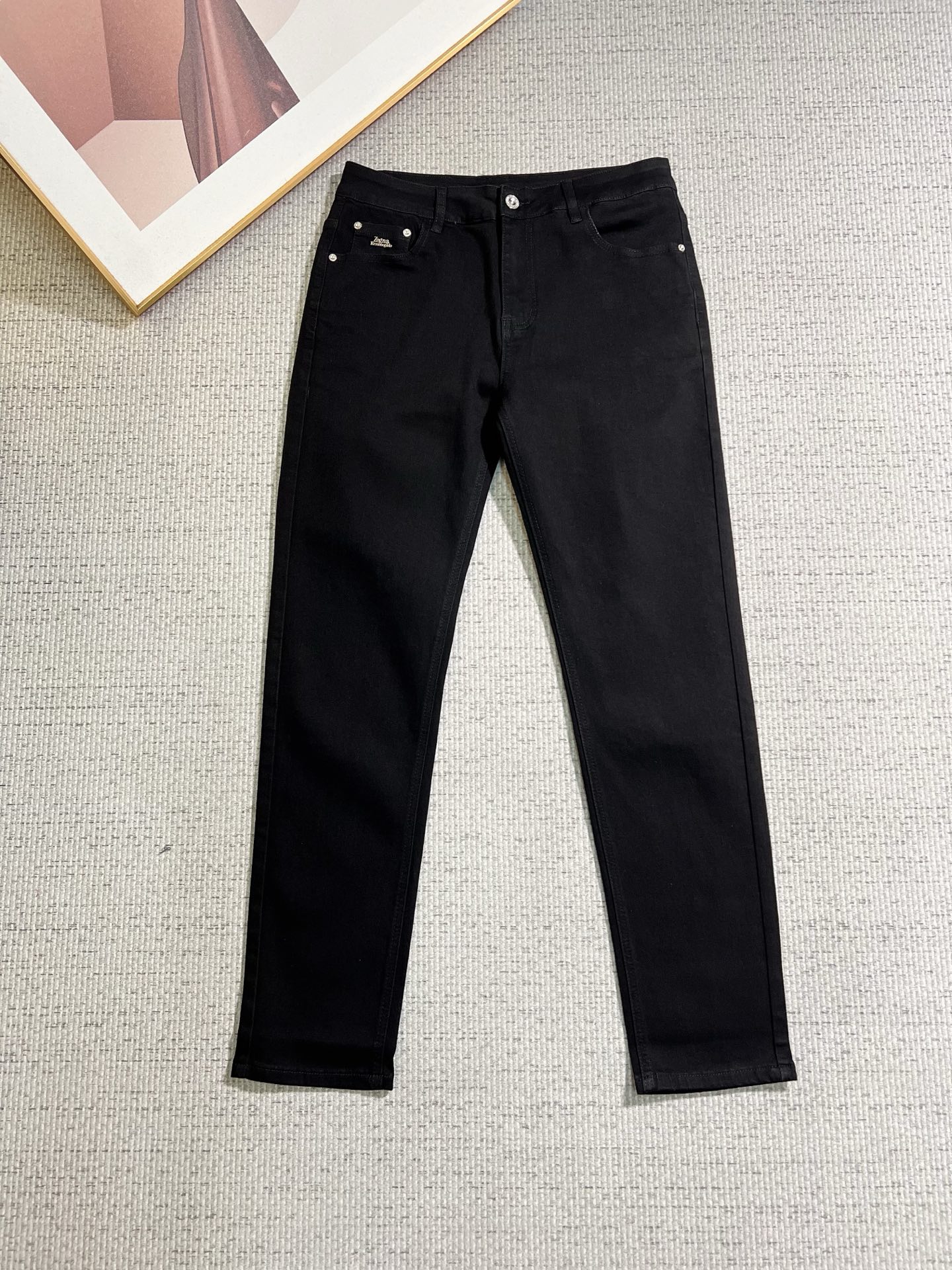 NO:846544,Ermenegildo Zegna men's denim jeans, official album and poster wear style!  High-grade imported denim raw color fabrics are supplied to customers, and the pure 13oz denim fabrics from Okayama, Japan are specially selected. Heavy-duty environmentally friendly plant enzyme washing process is used. The texture has a light retro color, which is quite beautiful and is very suitable for autumn and winter color matching. The fabric is soft and delicate after washing, but has strong bones and a slight stretch, providing an excellent comfortable experience. There is no damage from any technological elements throughout the body, retaining the purest tannin color!  The details throughout the body are perfect, exquisite and sophisticated. The latest leather label on the waist highlights the brand's characteristics. The hardware accessories, leather label and wiring all reflect the craftsmanship!  The silhouette is perfectly tailored and has excellent butt lift and slimming effect. It can be easily matched with any top in the wardrobe. It has wide compatibility and is suitable for various daily wear. The upper body is full of style. It is a must-have trousers for those who are obsessed with quality control and 1V!  Sizes 29-38 (not 35.37),,zegna,jeans,19860909杰尼亚 男士丹宁牛仔裤,官宣画册海报穿搭款！ 客供高级进口的丹宁原色面料,特选日本冈山纯正13oz 盎司牛仔布料,重磅环保植物酵素水洗工艺,肌理有着淡淡的复古色彩,相当漂亮,极符合秋冬的配色,面料经过水洗后柔软细腻,但筋骨感极强,且略带弹力,提供了绝佳的舒适体验,通身无任何工艺元素破坏,保留了最纯粹的丹宁本色！通身细节完美如斯,精湛且考究,最新的腰部皮标彰显了品牌特质,五金配件、皮标、走线无不体现出匠心工艺！版型剪裁完美,提臀修身效果绝佳,可轻松横扫衣橱任何的上装搭配,兼容性广泛,满足于日常各种穿搭,上身型款十足,于品质控及1V迷控者必入型裤装！ 尺码29—38（没35.37）,,zegna,jeans,,Men's clothing