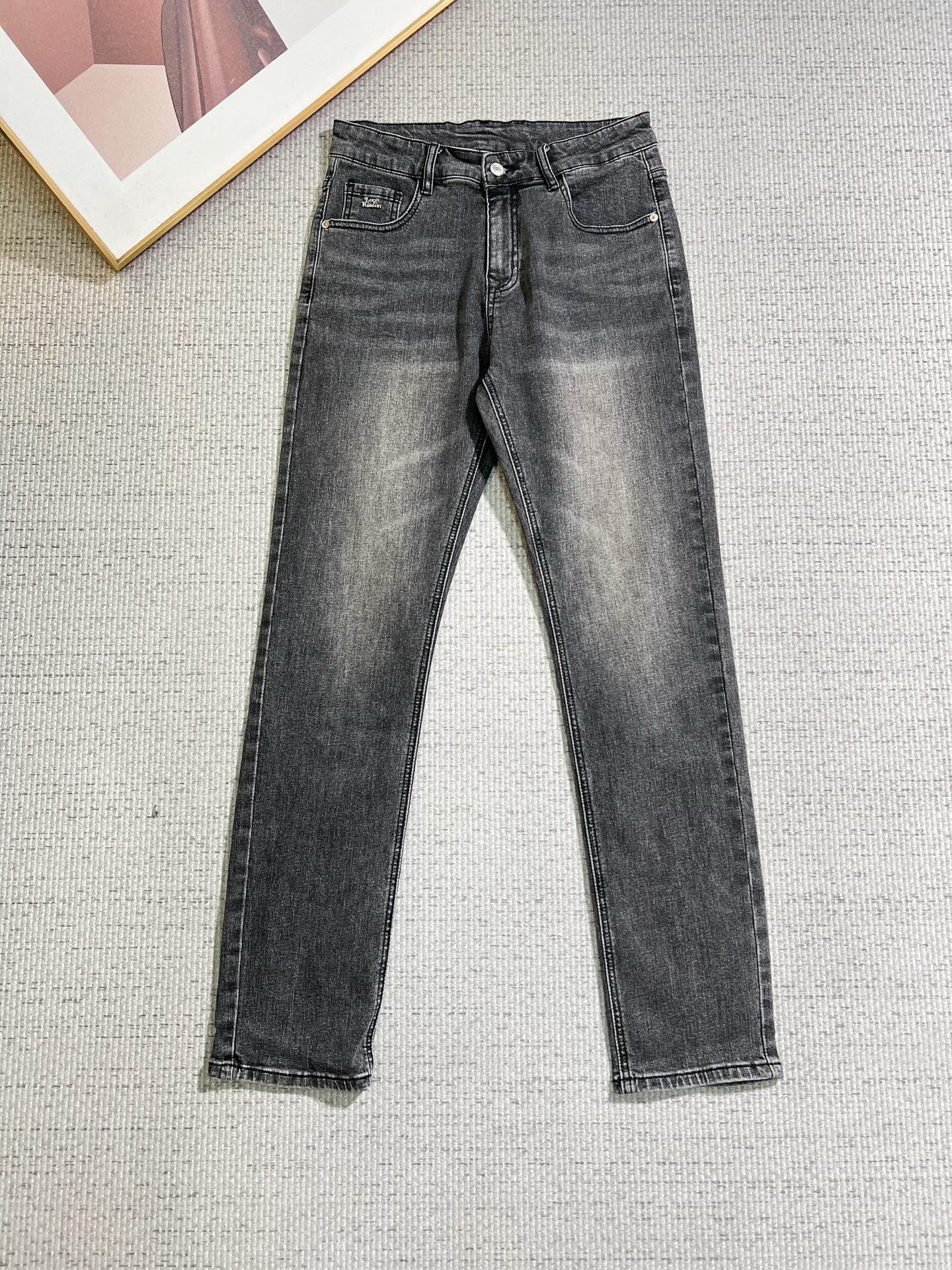 NO:846547,LV men's denim jeans, official album and poster outfit style!  High-grade imported denim raw color fabrics are supplied to customers, and the pure 13oz denim fabrics from Okayama, Japan are specially selected. Heavy-duty environmentally friendly plant enzyme washing process is used. The texture has a light retro color, which is quite beautiful and is very suitable for autumn and winter color matching. The fabric is soft and delicate after washing, but has strong bones and a slight stretch, providing an excellent comfortable experience. There is no damage from any technological elements throughout the body, retaining the purest tannin color!  The details throughout the body are perfect, exquisite and sophisticated. The latest leather label on the waist highlights the brand's characteristics. The hardware accessories, leather label and wiring all reflect the craftsmanship!  The silhouette is perfectly tailored and has excellent butt lift and slimming effect. It can be easily matched with any top in the wardrobe. It has wide compatibility and is suitable for various daily wear. The upper body is full of style. It is a must-have trousers for those who are obsessed with quality control and 1V!  Size 29-38 (not 35.37),,louis vuitton,jeans,19860909LV 男士丹宁牛仔裤,官宣画册海报穿搭款！ 客供高级进口的丹宁原色面料,特选日本冈山纯正13oz 盎司牛仔布料,重磅环保植物酵素水洗工艺,肌理有着淡淡的复古色彩,相当漂亮,极符合秋冬的配色,面料经过水洗后柔软细腻,但筋骨感极强,且略带弹力,提供了绝佳的舒适体验,通身无任何工艺元素破坏,保留了最纯粹的丹宁本色！通身细节完美如斯,精湛且考究,最新的腰部皮标彰显了品牌特质,五金配件、皮标、走线无不体现出匠心工艺！版型剪裁完美,提臀修身效果绝佳,可轻松横扫衣橱任何的上装搭配,兼容性广泛,满足于日常各种穿搭,上身型款十足,于品质控及1V迷控者必入型裤装！ 尺码29—38（没35.37）,,louis vuitton,jeans,,Men's clothing