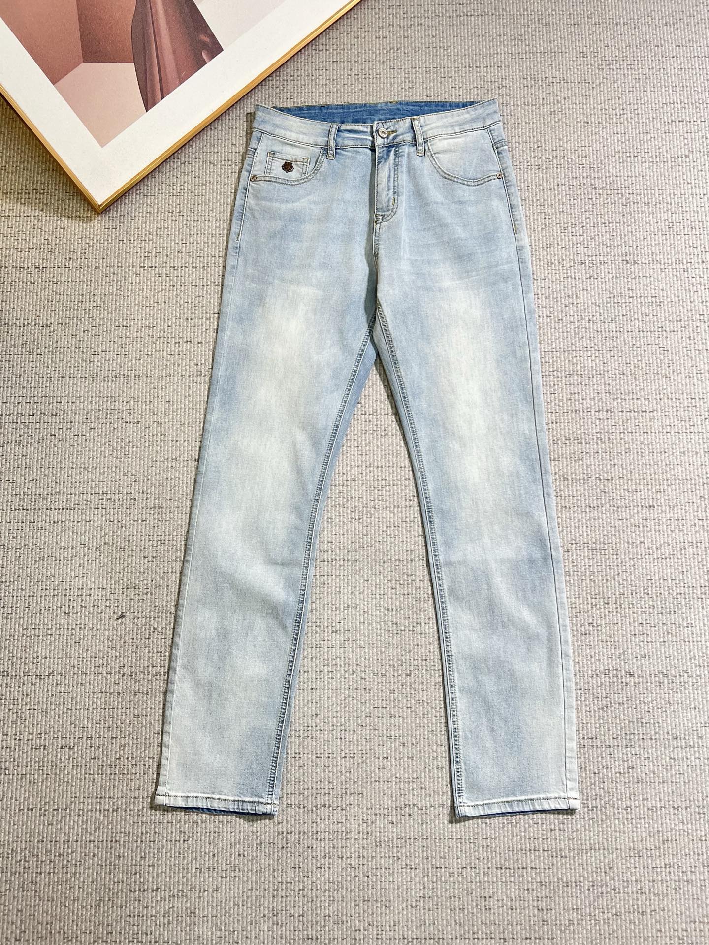 NO:846550,LP men's denim jeans, official album and poster outfit!  High-grade imported denim raw color fabrics are supplied to customers, and the pure 13oz denim fabrics from Okayama, Japan are specially selected. Heavy-duty environmentally friendly plant enzyme washing process is used. The texture has a light retro color, which is quite beautiful and is very suitable for autumn and winter color matching. The fabric is soft and delicate after washing, but has strong bones and a slight stretch, providing an excellent comfortable experience. There is no damage from any technological elements throughout the body, retaining the purest tannin color!  The details throughout the body are perfect, exquisite and sophisticated. The latest leather label on the waist highlights the brand's characteristics. The hardware accessories, leather label and wiring all reflect the craftsmanship!  The silhouette is perfectly tailored and has excellent butt lift and slimming effect. It can be easily matched with any top in the wardrobe. It has wide compatibility and is suitable for various daily wear. The upper body is full of style. It is a must-have trousers for those who are obsessed with quality control and 1V!  Size 29-38 (not 35.37),,loro piana,jeans,19860909LP 男士丹宁牛仔裤,官宣画册海报穿搭款！ 客供高级进口的丹宁原色面料,特选日本冈山纯正13oz 盎司牛仔布料,重磅环保植物酵素水洗工艺,肌理有着淡淡的复古色彩,相当漂亮,极符合秋冬的配色,面料经过水洗后柔软细腻,但筋骨感极强,且略带弹力,提供了绝佳的舒适体验,通身无任何工艺元素破坏,保留了最纯粹的丹宁本色！通身细节完美如斯,精湛且考究,最新的腰部皮标彰显了品牌特质,五金配件、皮标、走线无不体现出匠心工艺！版型剪裁完美,提臀修身效果绝佳,可轻松横扫衣橱任何的上装搭配,兼容性广泛,满足于日常各种穿搭,上身型款十足,于品质控及1V迷控者必入型裤装！ 尺码29—38（没35.37）,,loro piana,jeans,,Men's clothing