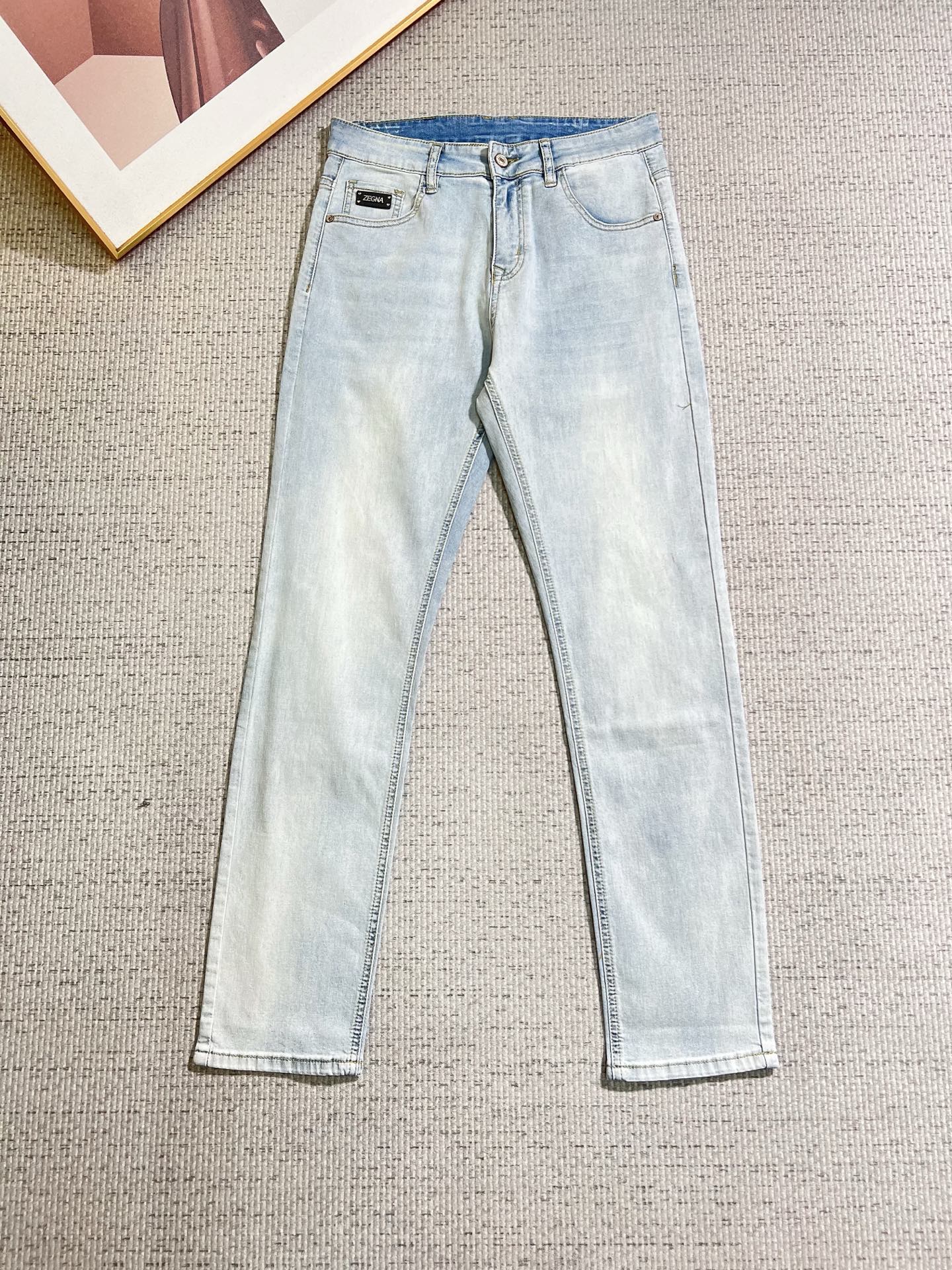 NO:846562,Ermenegildo Zegna men's denim jeans, official album and poster wear style!  High-grade imported denim raw color fabrics are supplied to customers, and the pure 13oz denim fabrics from Okayama, Japan are specially selected. Heavy-duty environmentally friendly plant enzyme washing process is used. The texture has a light retro color, which is quite beautiful and is very suitable for autumn and winter color matching. The fabric is soft and delicate after washing, but has strong bones and a slight stretch, providing an excellent comfortable experience. There is no damage from any technological elements throughout the body, retaining the purest tannin color!  The details throughout the body are perfect, exquisite and sophisticated. The latest leather label on the waist highlights the brand's characteristics. The hardware accessories, leather label and wiring all reflect the craftsmanship!  The silhouette is perfectly tailored and has excellent butt lift and slimming effect. It can be easily matched with any top in the wardrobe. It has wide compatibility and is suitable for various daily wear. The upper body is full of style. It is a must-have trousers for those who are obsessed with quality control and 1V!  Sizes 29-38 (not 35.37),,zegna,jeans,19860909杰尼亚 男士丹宁牛仔裤,官宣画册海报穿搭款！ 客供高级进口的丹宁原色面料,特选日本冈山纯正13oz 盎司牛仔布料,重磅环保植物酵素水洗工艺,肌理有着淡淡的复古色彩,相当漂亮,极符合秋冬的配色,面料经过水洗后柔软细腻,但筋骨感极强,且略带弹力,提供了绝佳的舒适体验,通身无任何工艺元素破坏,保留了最纯粹的丹宁本色！通身细节完美如斯,精湛且考究,最新的腰部皮标彰显了品牌特质,五金配件、皮标、走线无不体现出匠心工艺！版型剪裁完美,提臀修身效果绝佳,可轻松横扫衣橱任何的上装搭配,兼容性广泛,满足于日常各种穿搭,上身型款十足,于品质控及1V迷控者必入型裤装！ 尺码29—38（没35.37）,,zegna,jeans,,Men's clothing