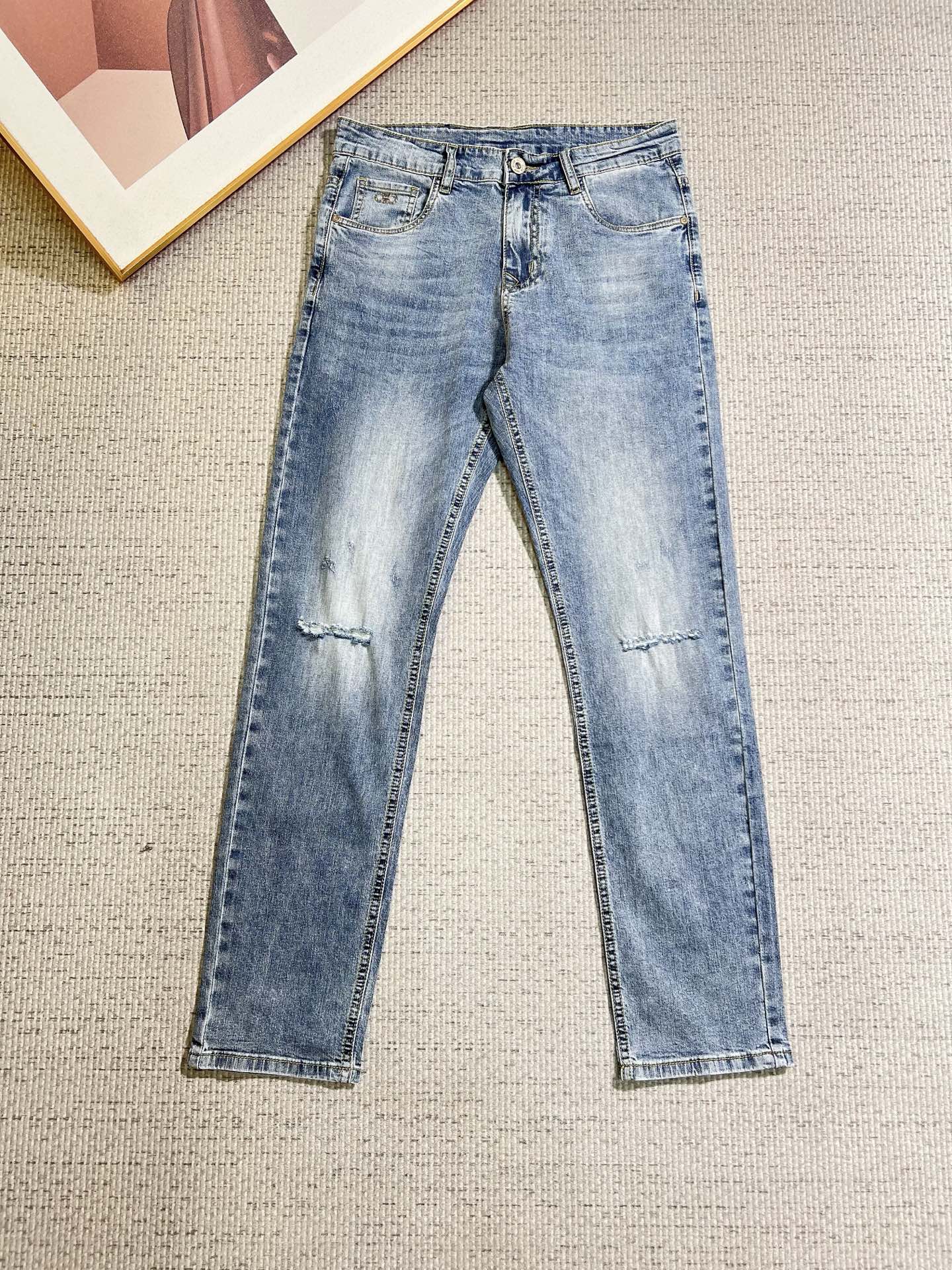 NO:846553,Ferragamo men's denim jeans, official album and poster outfit style!  High-grade imported denim raw color fabrics are supplied to customers, and the pure 13oz denim fabrics from Okayama, Japan are specially selected. Heavy-duty environmentally friendly plant enzyme washing process is used. The texture has a light retro color, which is quite beautiful and is very suitable for autumn and winter color matching. The fabric is soft and delicate after washing, but has strong bones and a slight stretch, providing an excellent comfortable experience. There is no damage from any technological elements throughout the body, retaining the purest tannin color!  The details throughout the body are perfect, exquisite and sophisticated. The latest leather label on the waist highlights the brand's characteristics. The hardware accessories, leather label and wiring all reflect the craftsmanship!  The silhouette is perfectly tailored and has excellent butt lift and slimming effect. It can be easily matched with any top in the wardrobe. It has wide compatibility and is suitable for various daily wear. The upper body is full of style. It is a must-have trousers for those who are obsessed with quality control and 1V!  Sizes 29-38 (not 35.37),,ferragamo,jeans,19860909菲拉格慕 男士丹宁牛仔裤,官宣画册海报穿搭款！ 客供高级进口的丹宁原色面料,特选日本冈山纯正13oz 盎司牛仔布料,重磅环保植物酵素水洗工艺,肌理有着淡淡的复古色彩,相当漂亮,极符合秋冬的配色,面料经过水洗后柔软细腻,但筋骨感极强,且略带弹力,提供了绝佳的舒适体验,通身无任何工艺元素破坏,保留了最纯粹的丹宁本色！通身细节完美如斯,精湛且考究,最新的腰部皮标彰显了品牌特质,五金配件、皮标、走线无不体现出匠心工艺！版型剪裁完美,提臀修身效果绝佳,可轻松横扫衣橱任何的上装搭配,兼容性广泛,满足于日常各种穿搭,上身型款十足,于品质控及1V迷控者必入型裤装！ 尺码29—38（没35.37）,,ferragamo,jeans,,Men's clothing